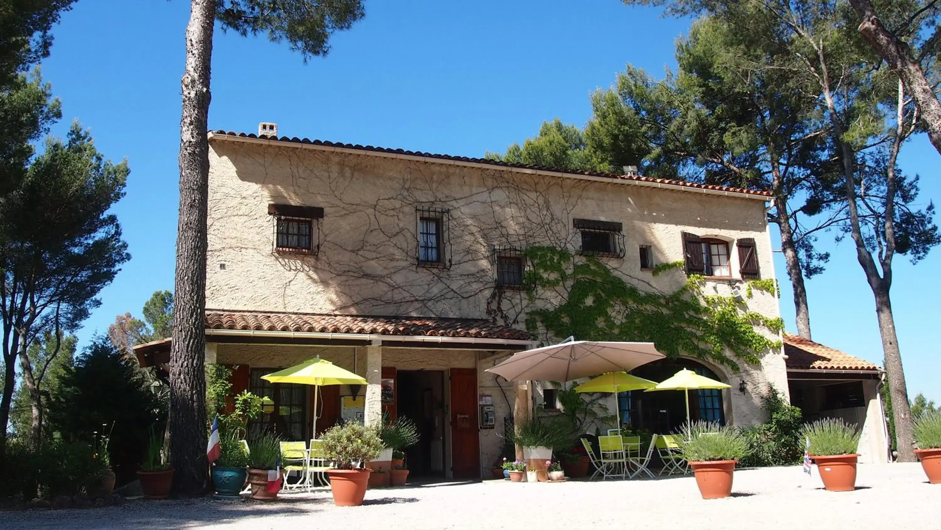 Facade/entrance, Property Building in La Cigalière