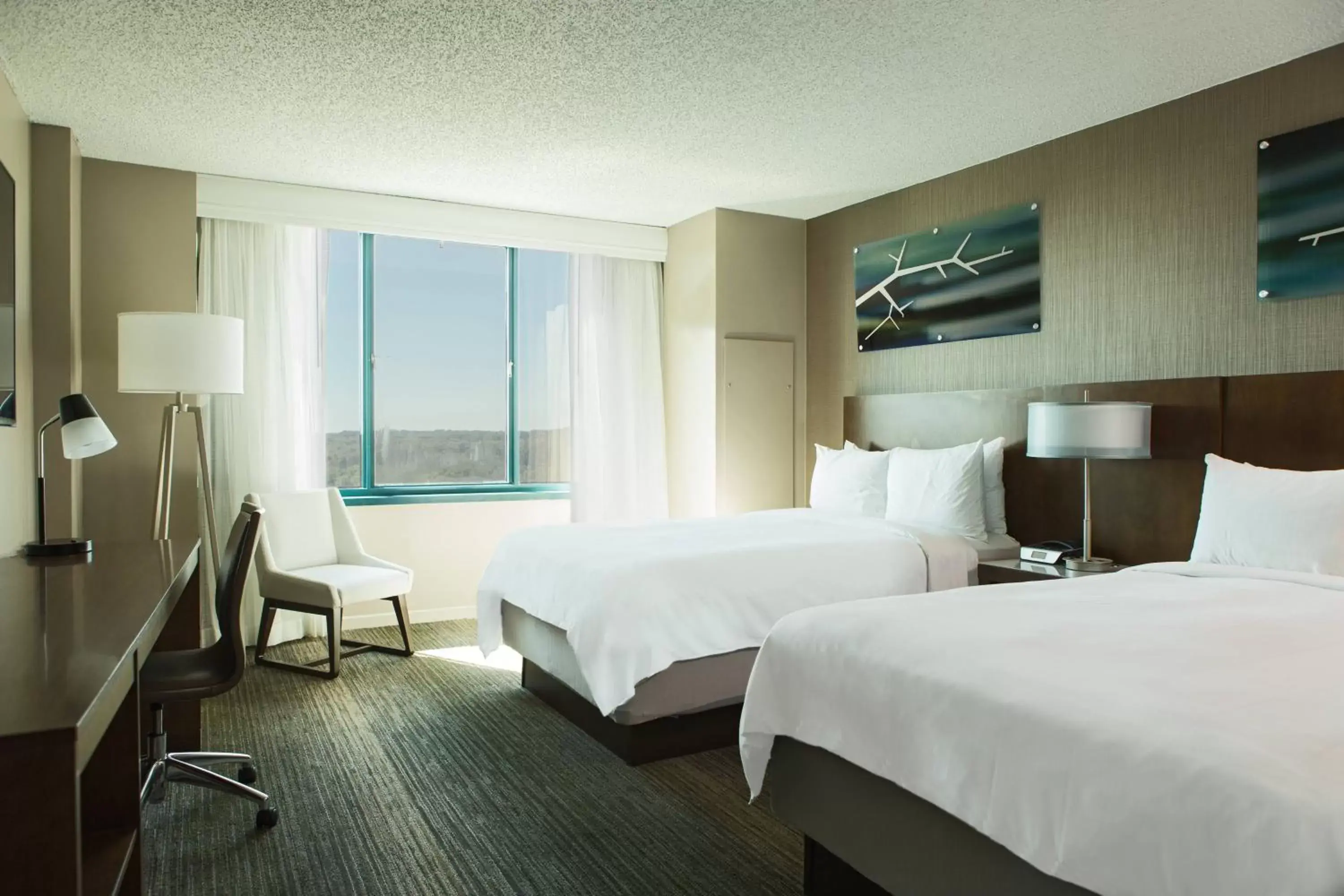 Photo of the whole room, Bed in Falls Church Marriott Fairview Park