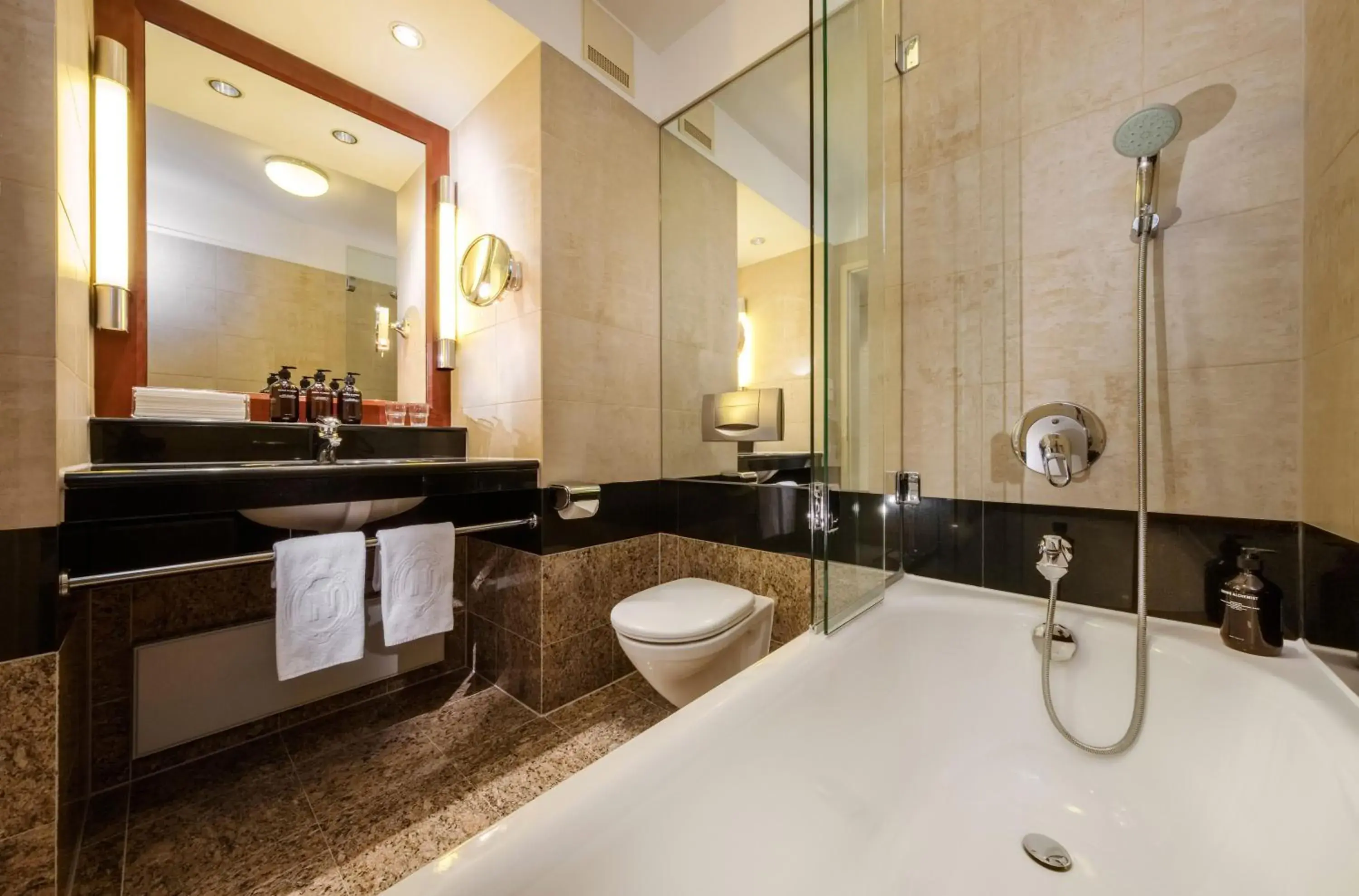 Bathroom in Hotel Nassauer Hof