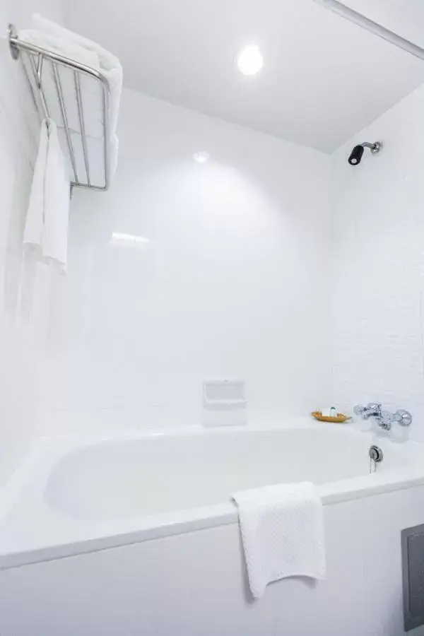 Bathroom in V.L. Hatyai Hotel