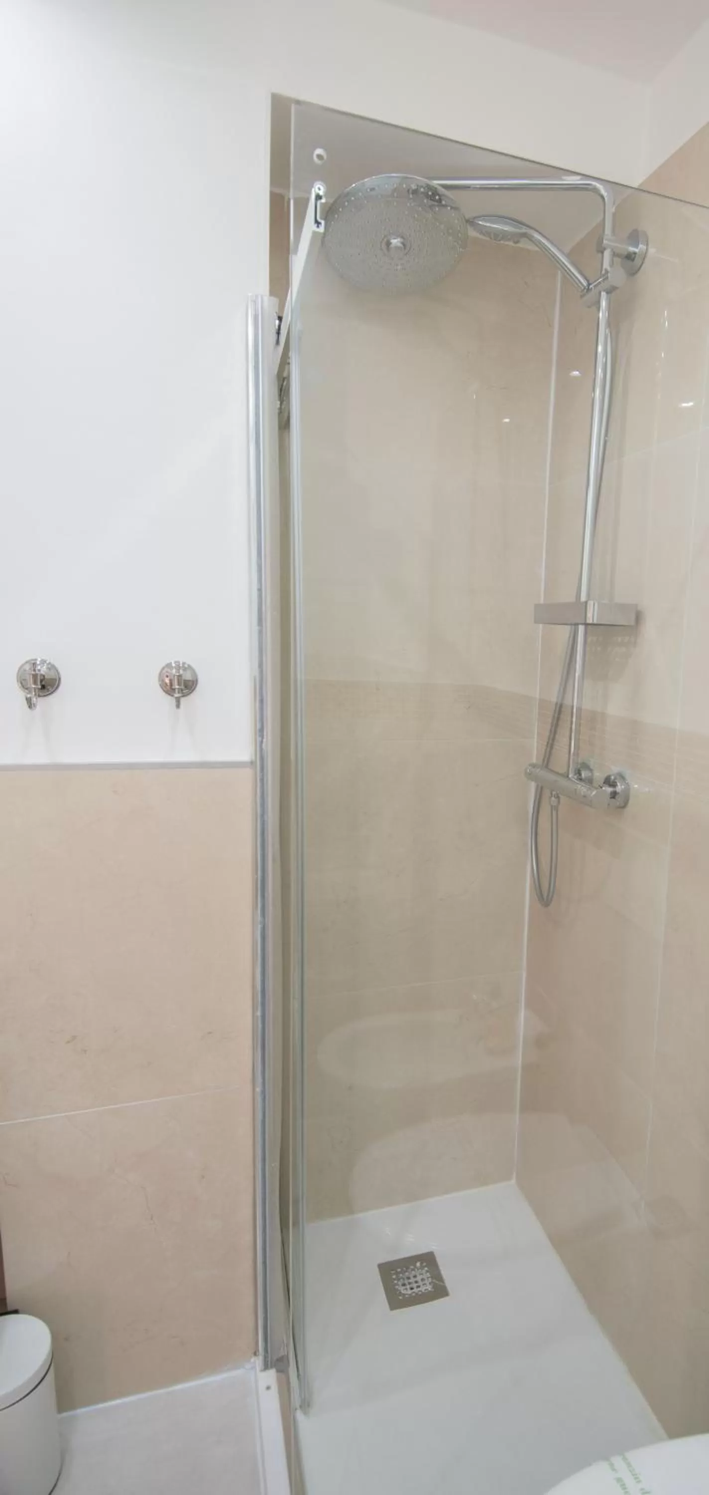 Bathroom in Klemi, rooms in old town