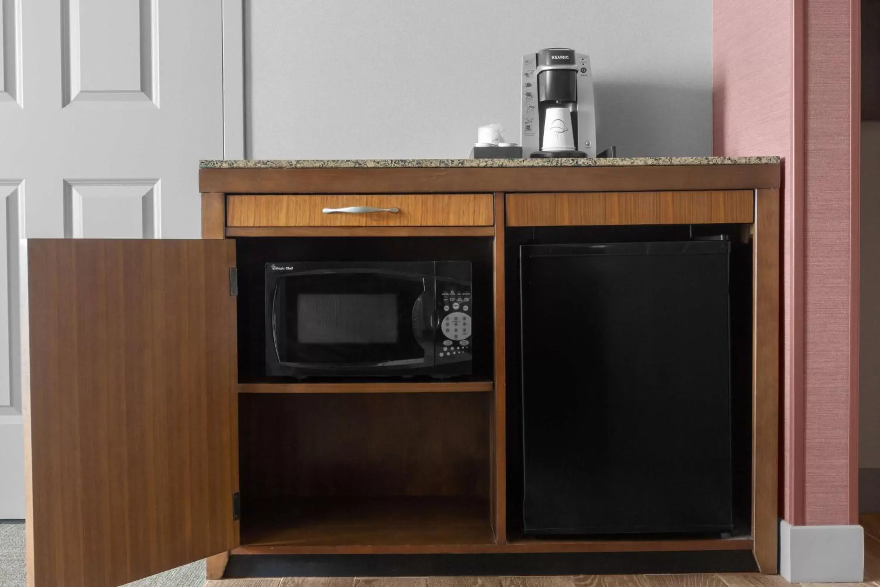 King Room with Tub - Mobility and Hearing Access in Hilton Garden Inn - Salt Lake City Airport King Room with Tub - Mobility and Hearing Access in Hilton Garden Inn - Salt Lake City Airport