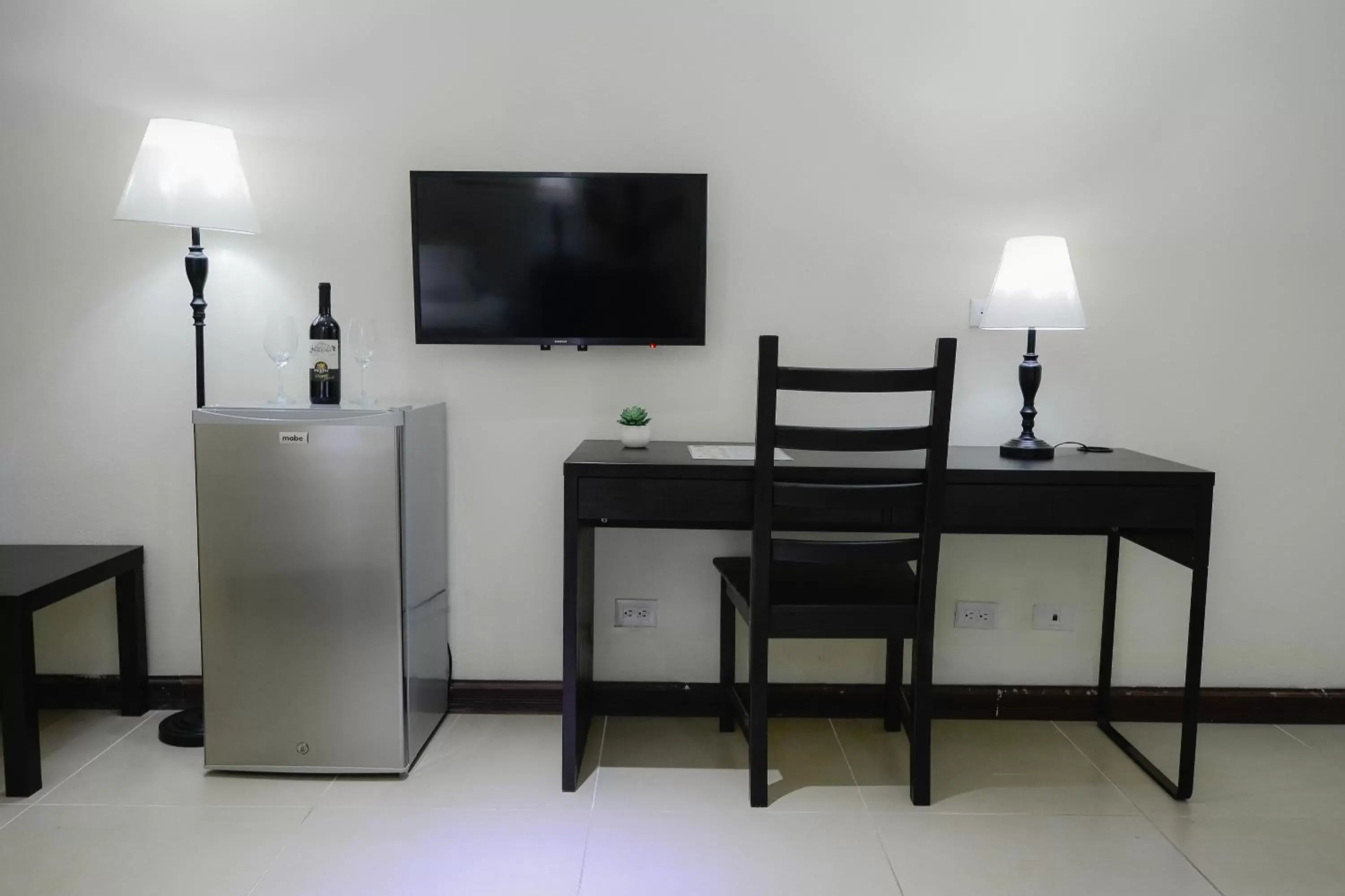 TV and multimedia, TV/Entertainment Center in Hotel Luisiana