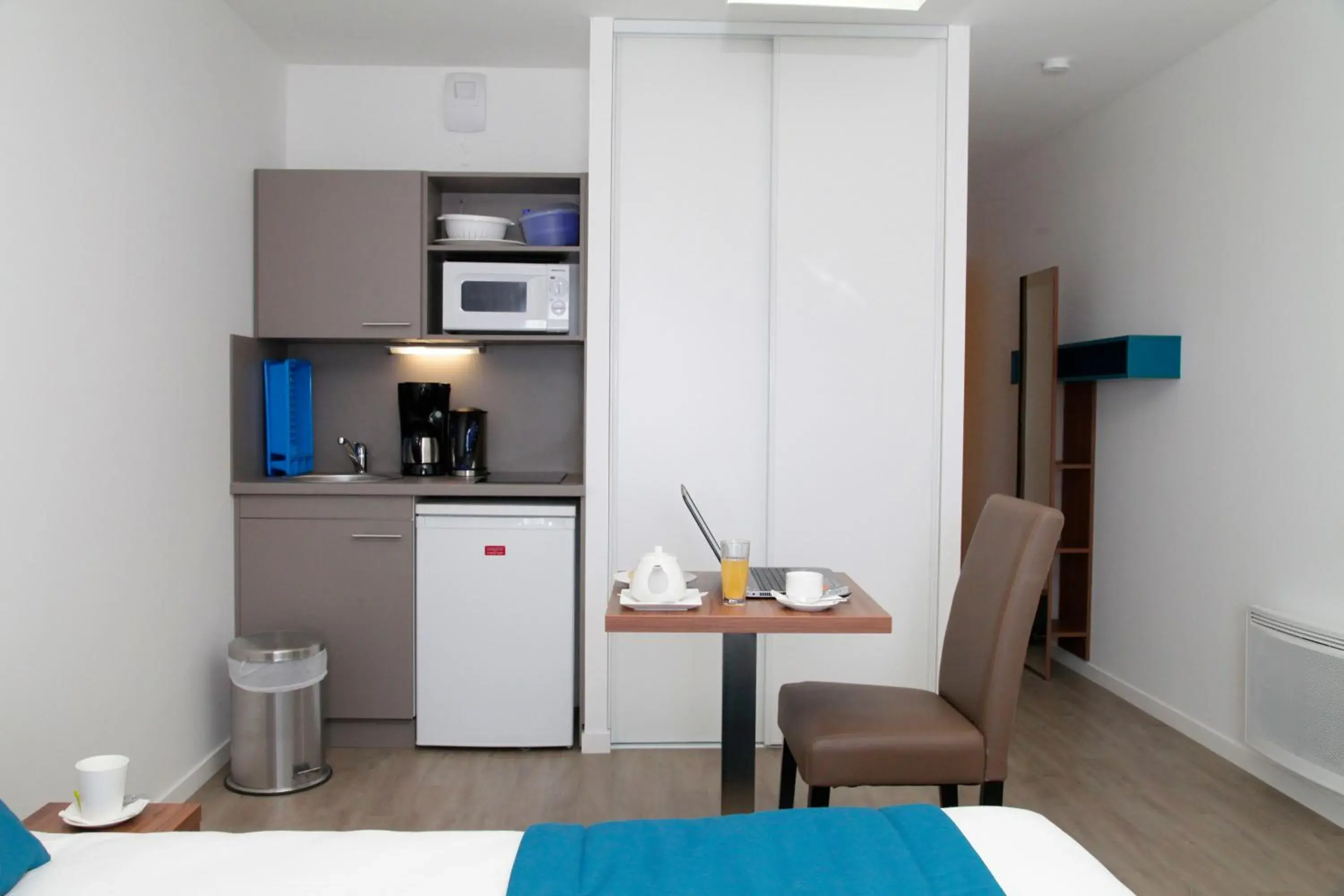 Kitchen or kitchenette, TV/Entertainment Center in Apparthotel Odalys Paris Reuil