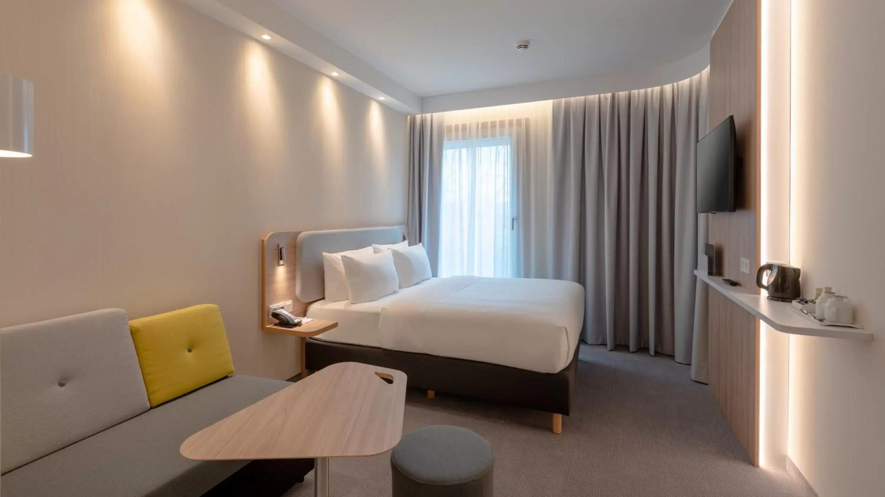 Bed in Holiday Inn Express - MUNICH NORTH, an IHG Hotel
