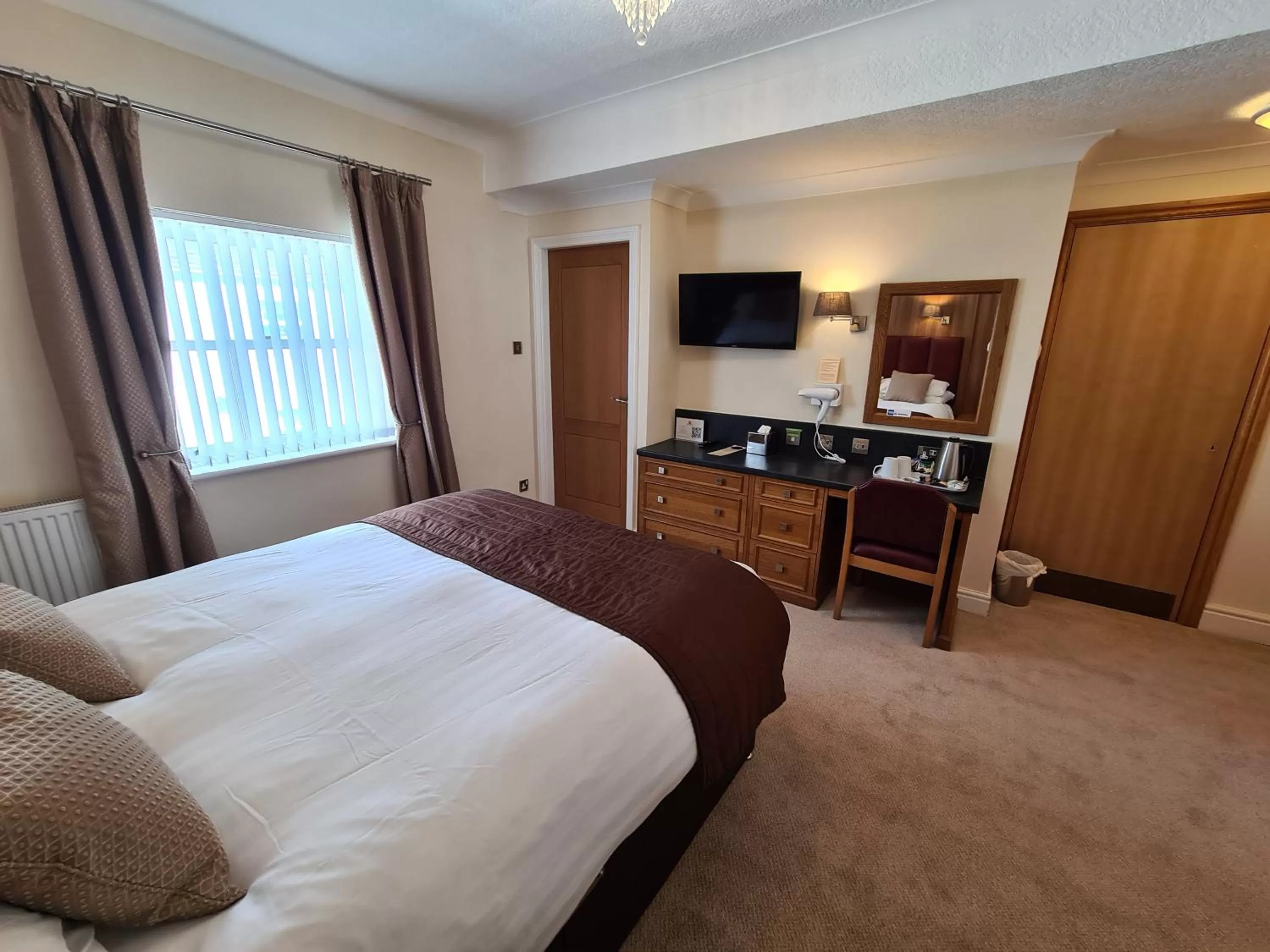 Bedroom, Bed in The Royal Hotel