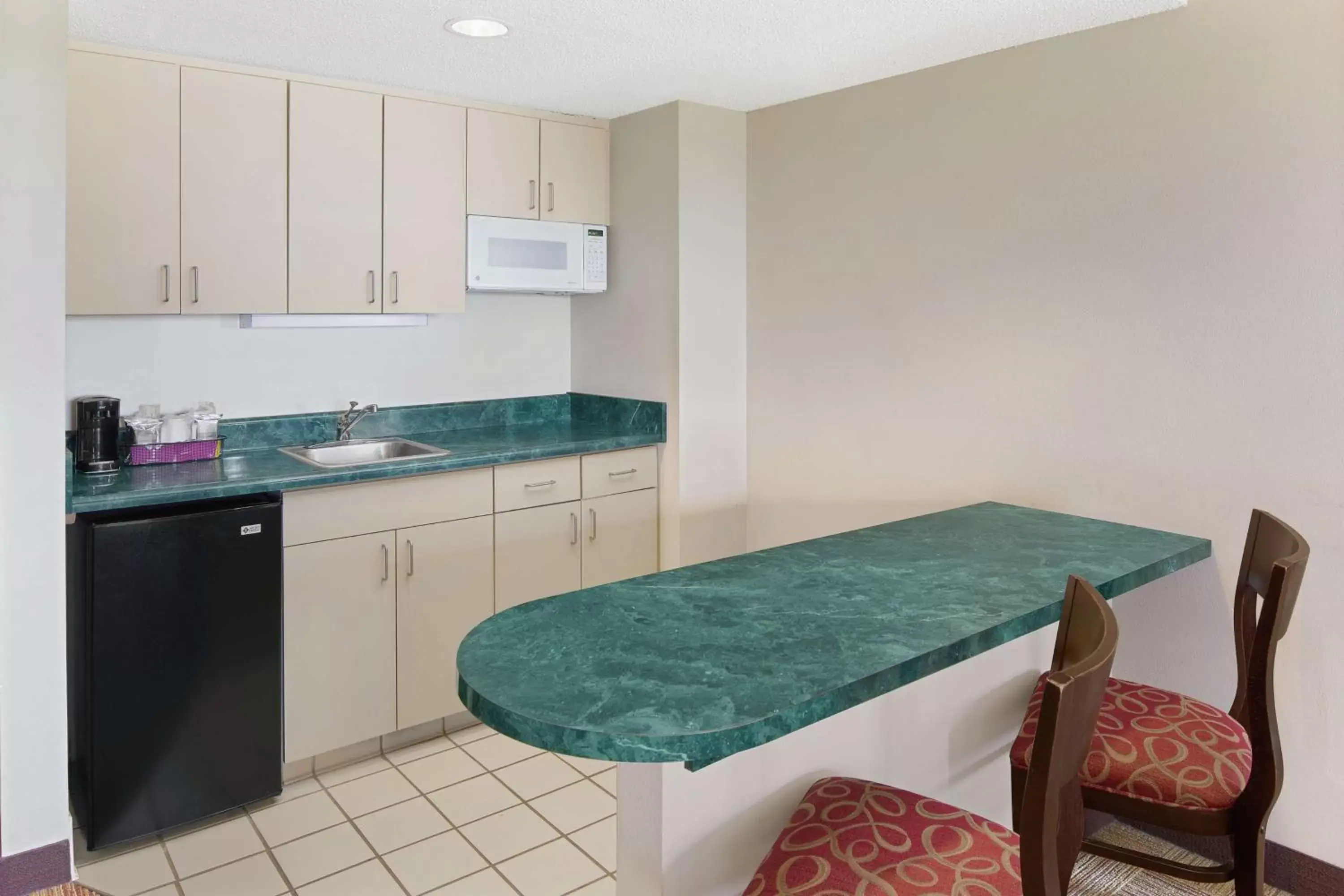 Kitchen or kitchenette, Kitchen/Kitchenette in Hampton Inn Columbus-North