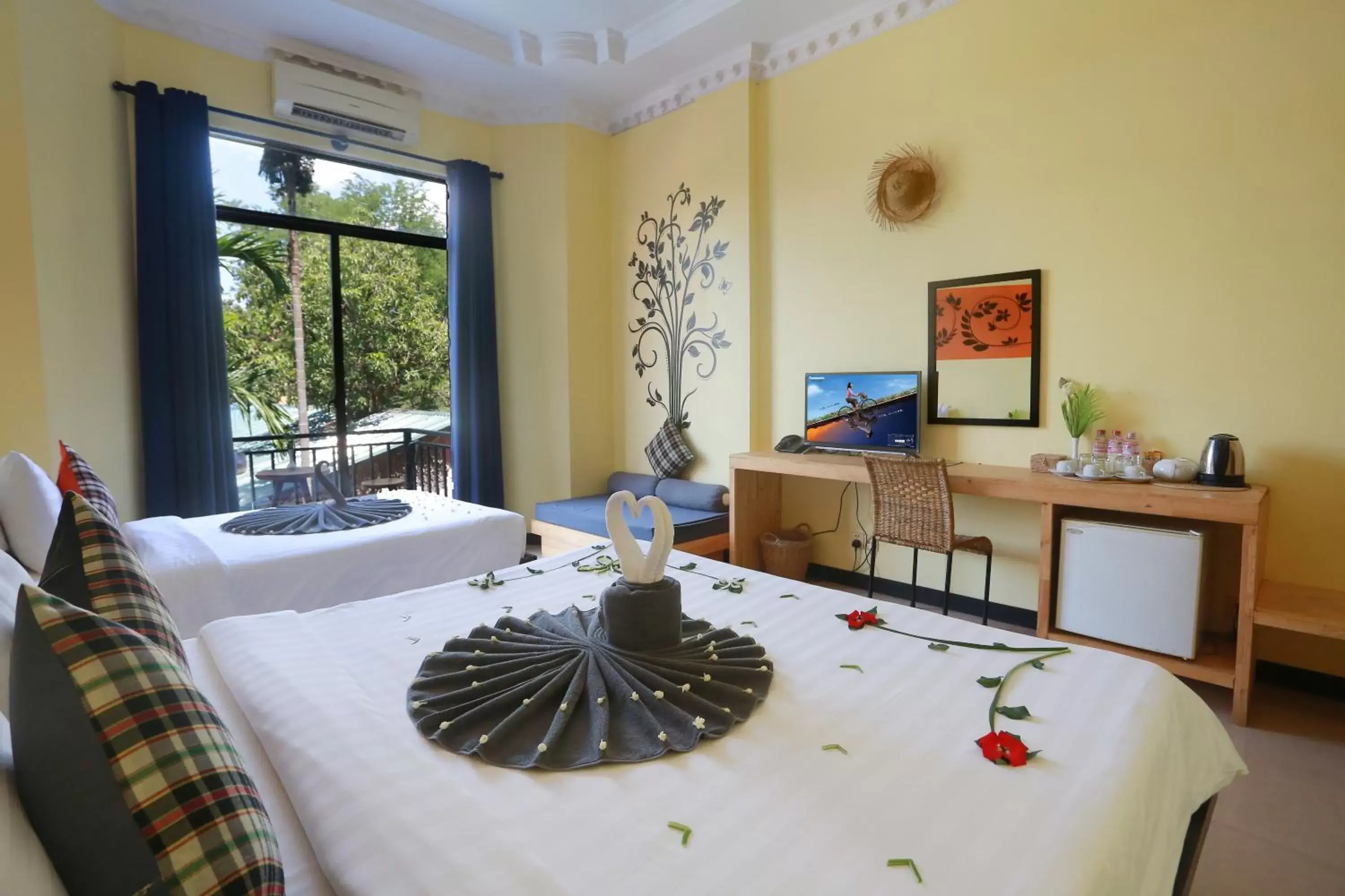 Deluxe Family Room with Balcony @ Free Pickup in Central Privilege Hotel Deluxe Family Room with Balcony @ Free Pickup in Central Privilege Hotel