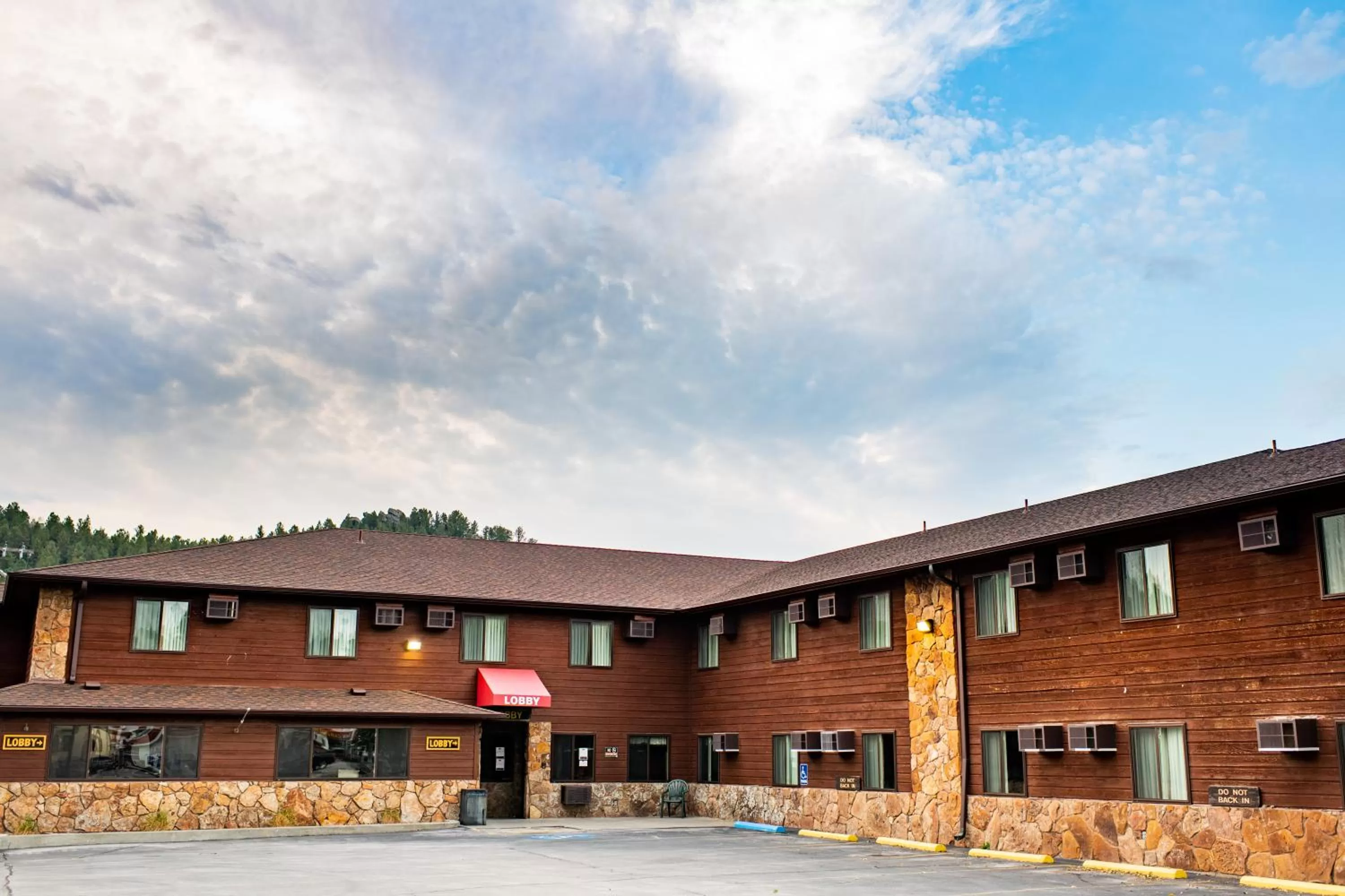 Property building in Econo Lodge, Downtown Custer Near Custer State Park and Mt Rushmore
