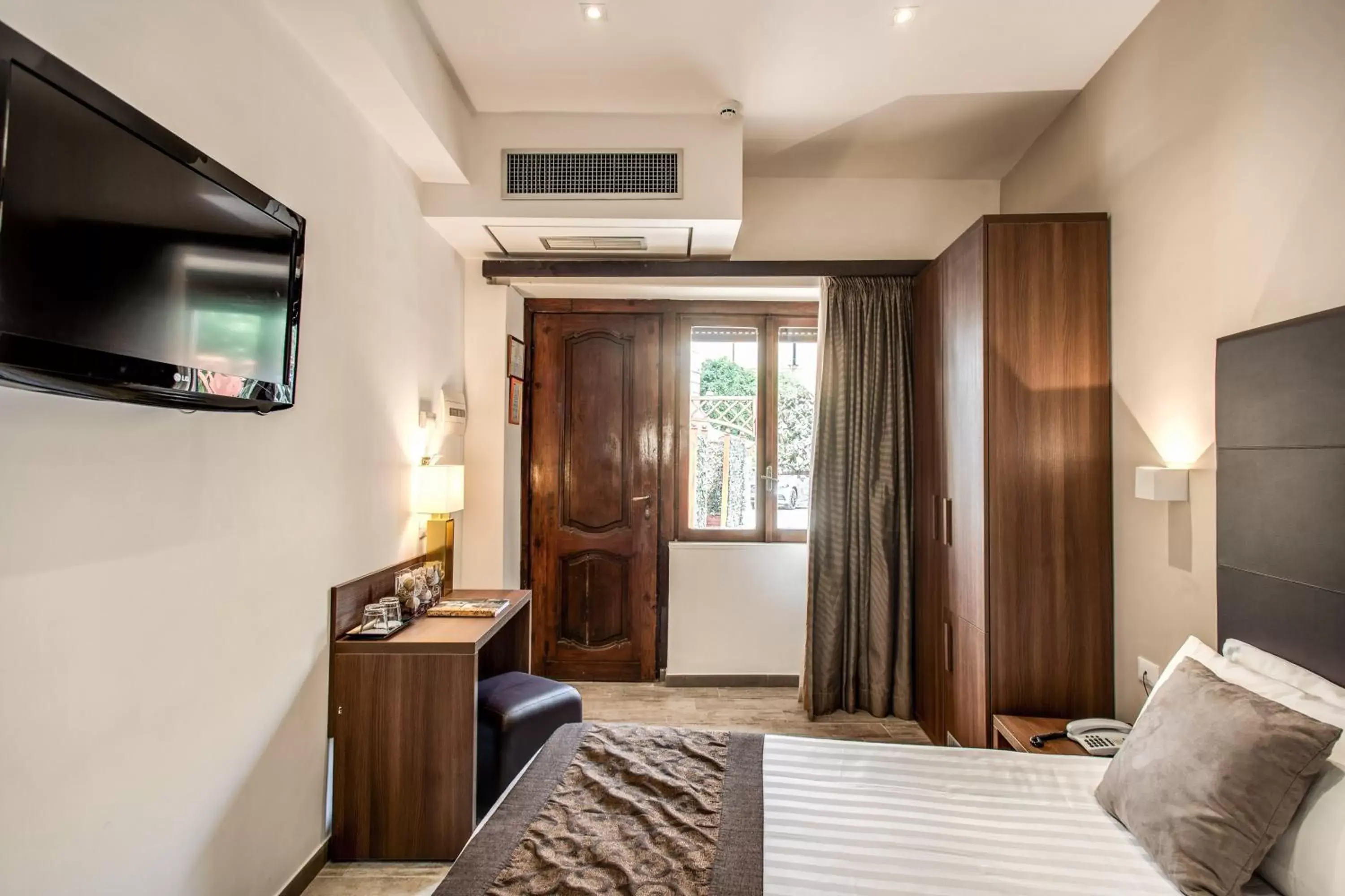 Photo of the whole room, Bed in Rome Garden Hotel Photo of the whole room, Bed in Rome Garden Hotel