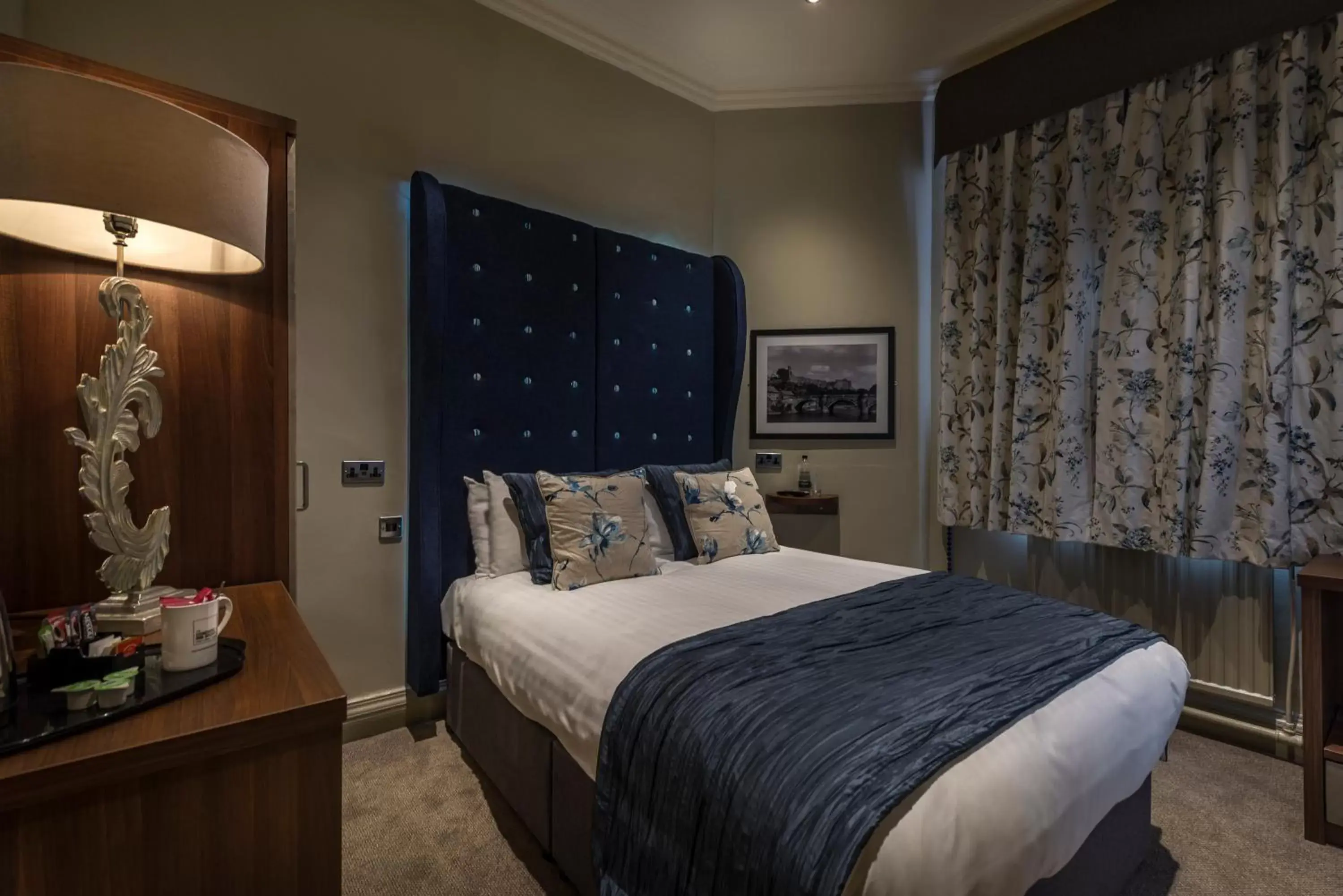 Bedroom, Bed in The Kings Head Hotel, Richmond, North Yorkshire