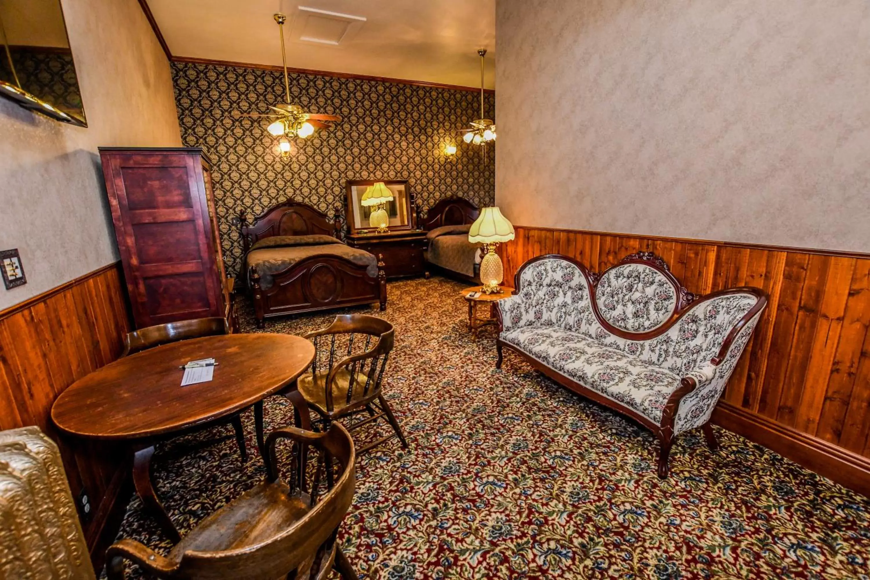 Bed, Seating Area in Irma Hotel