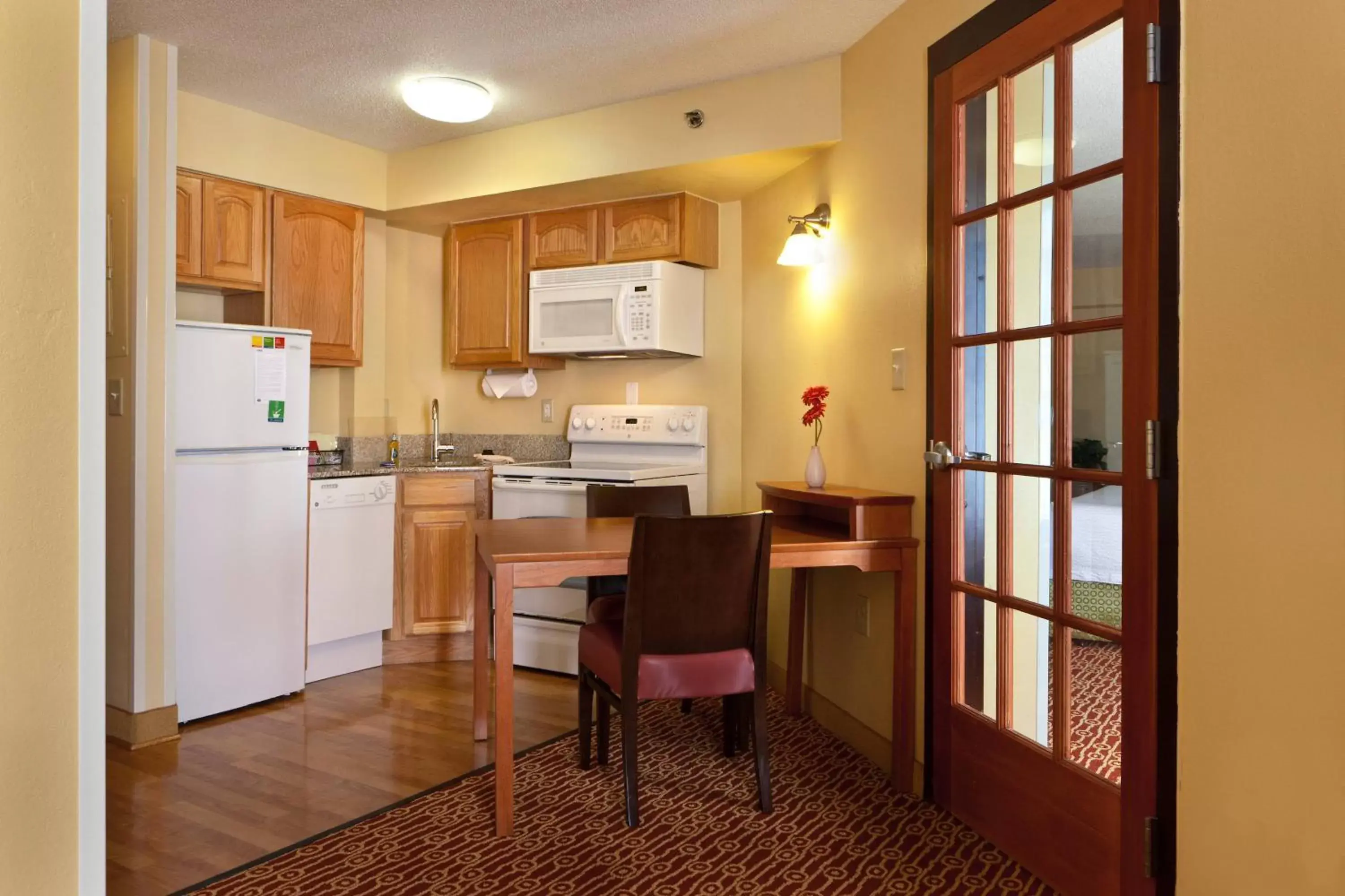 Bedroom, Kitchen/Kitchenette in TownePlace Suites Wilmington Newark / Christiana