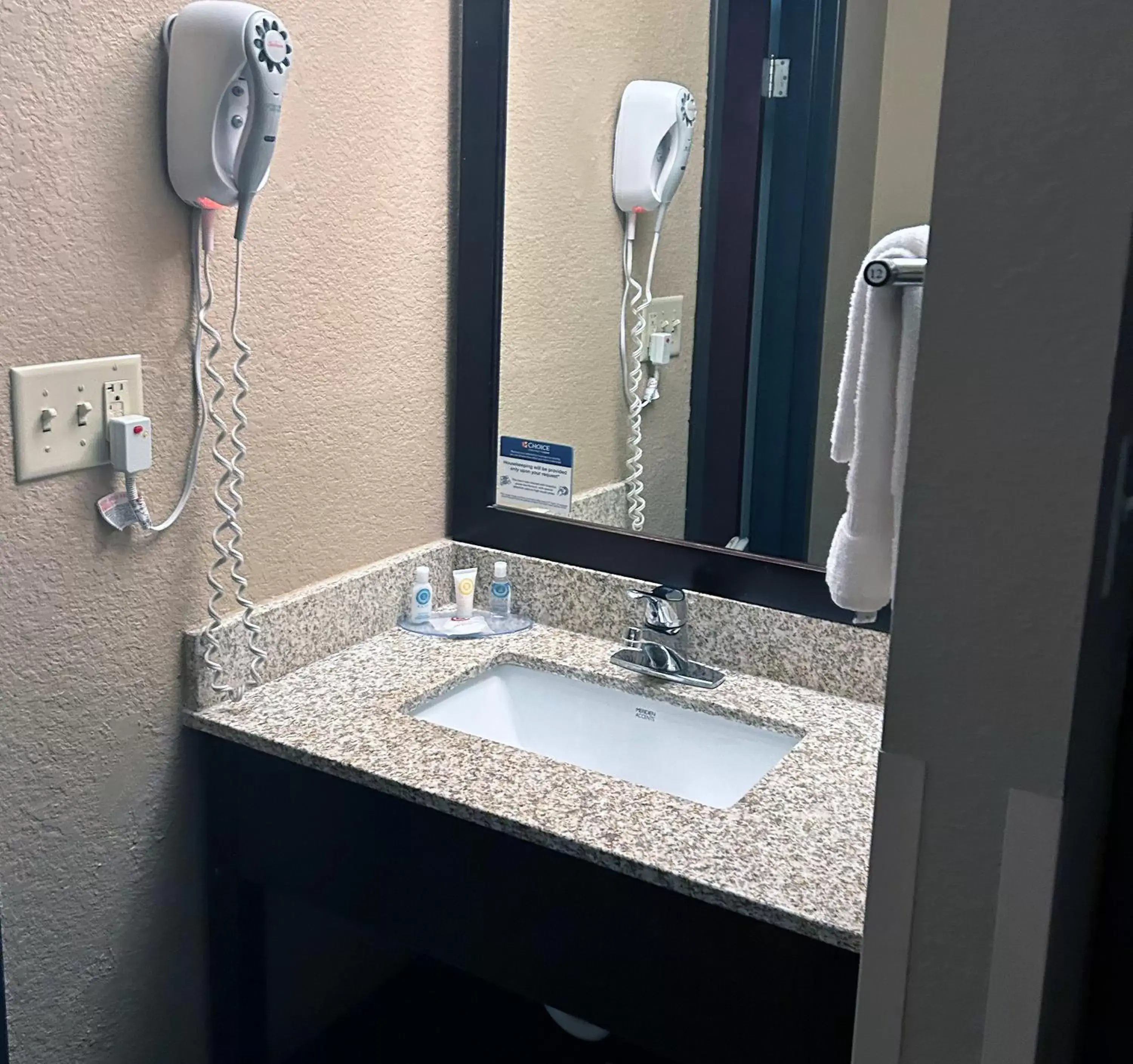 Bathroom in Comfort Inn & Suites Evansville Airport