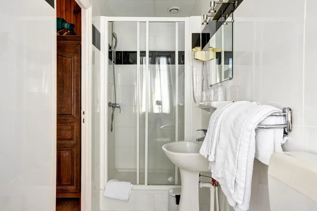 Shower, Bathroom in Hotel Paris Nord
