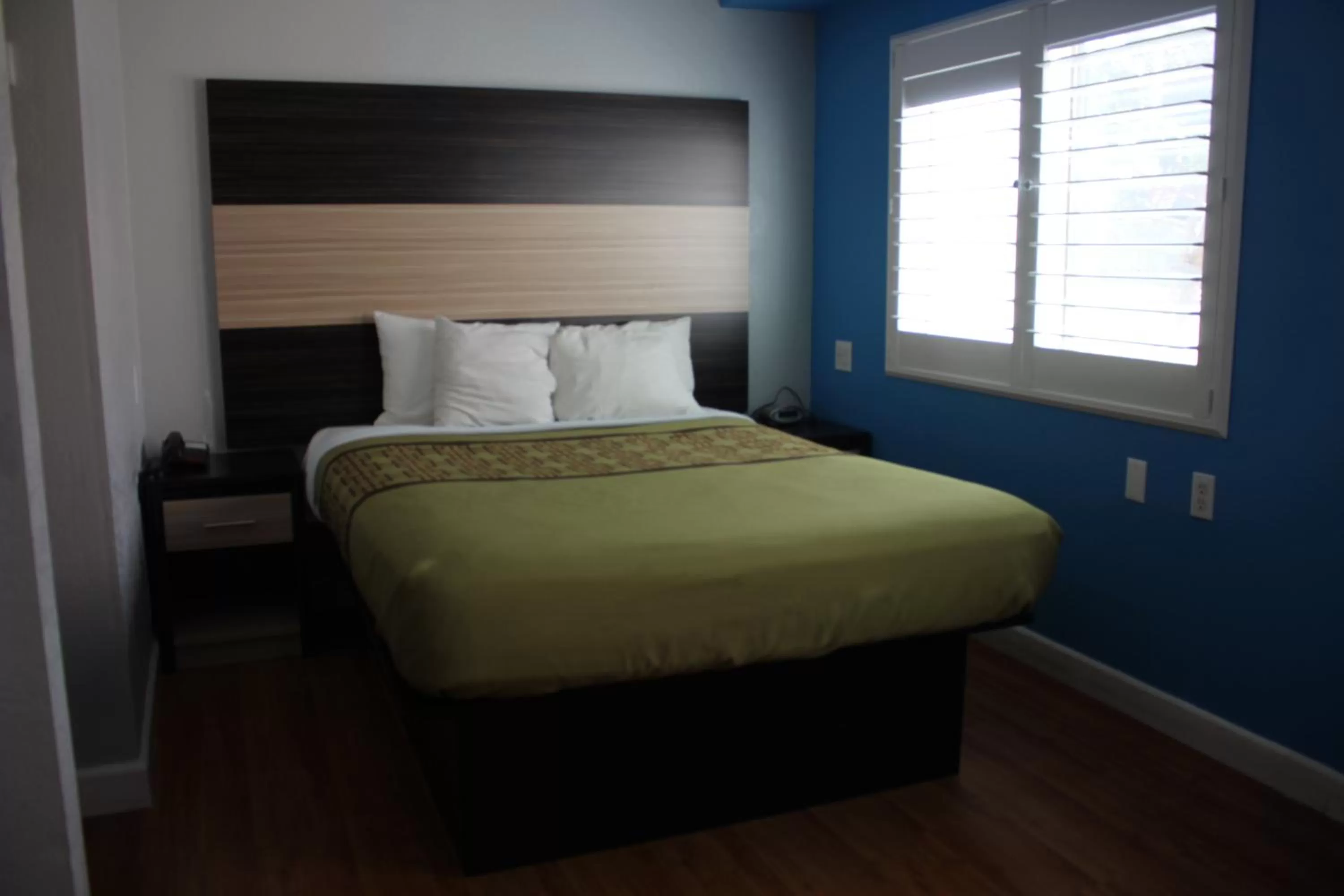 Bed in Rodeway Inn & Suites Hayward - Oakland South