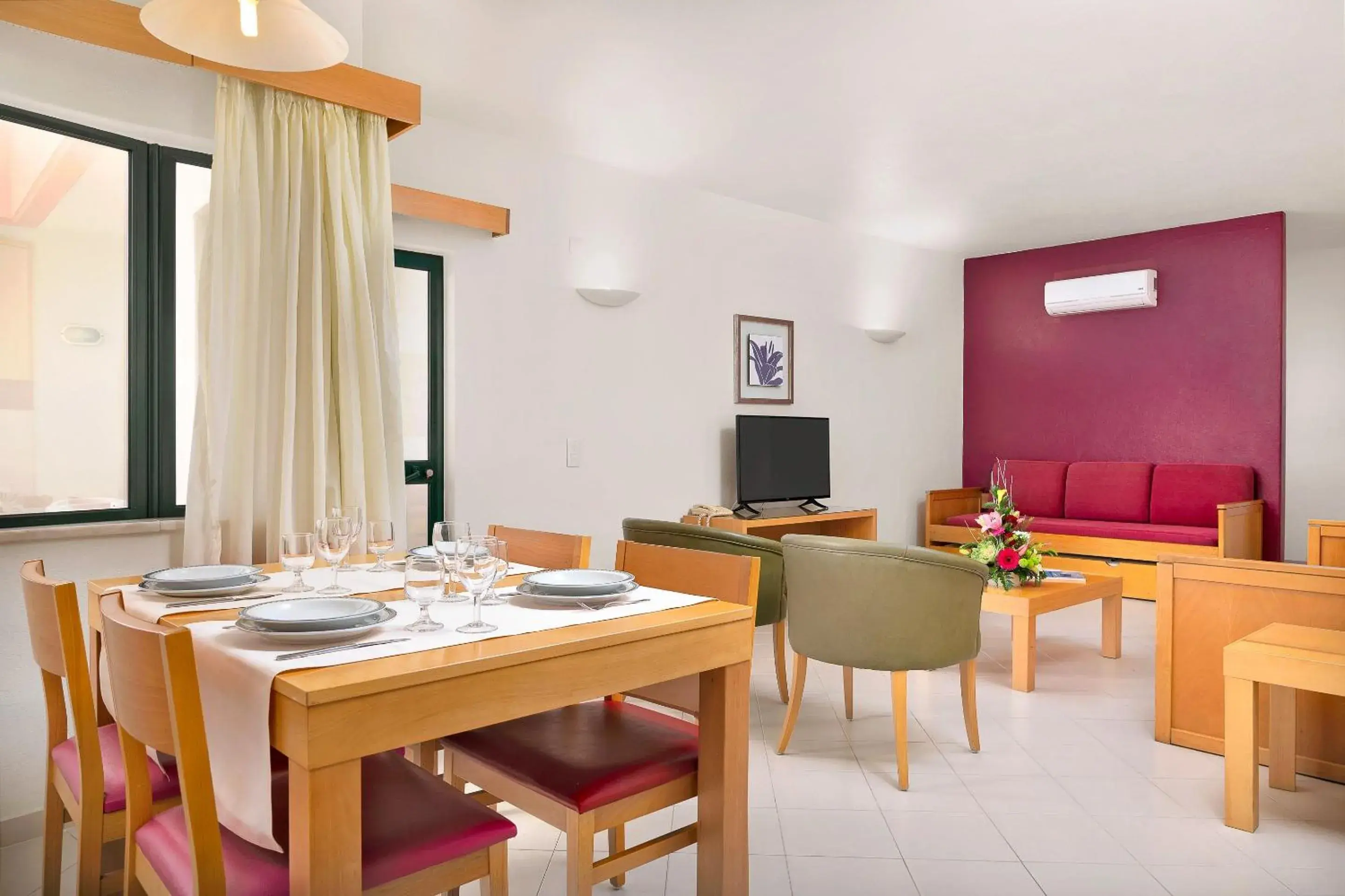 Living room, Restaurant/Places to Eat in Grand Muthu Forte Da Oura