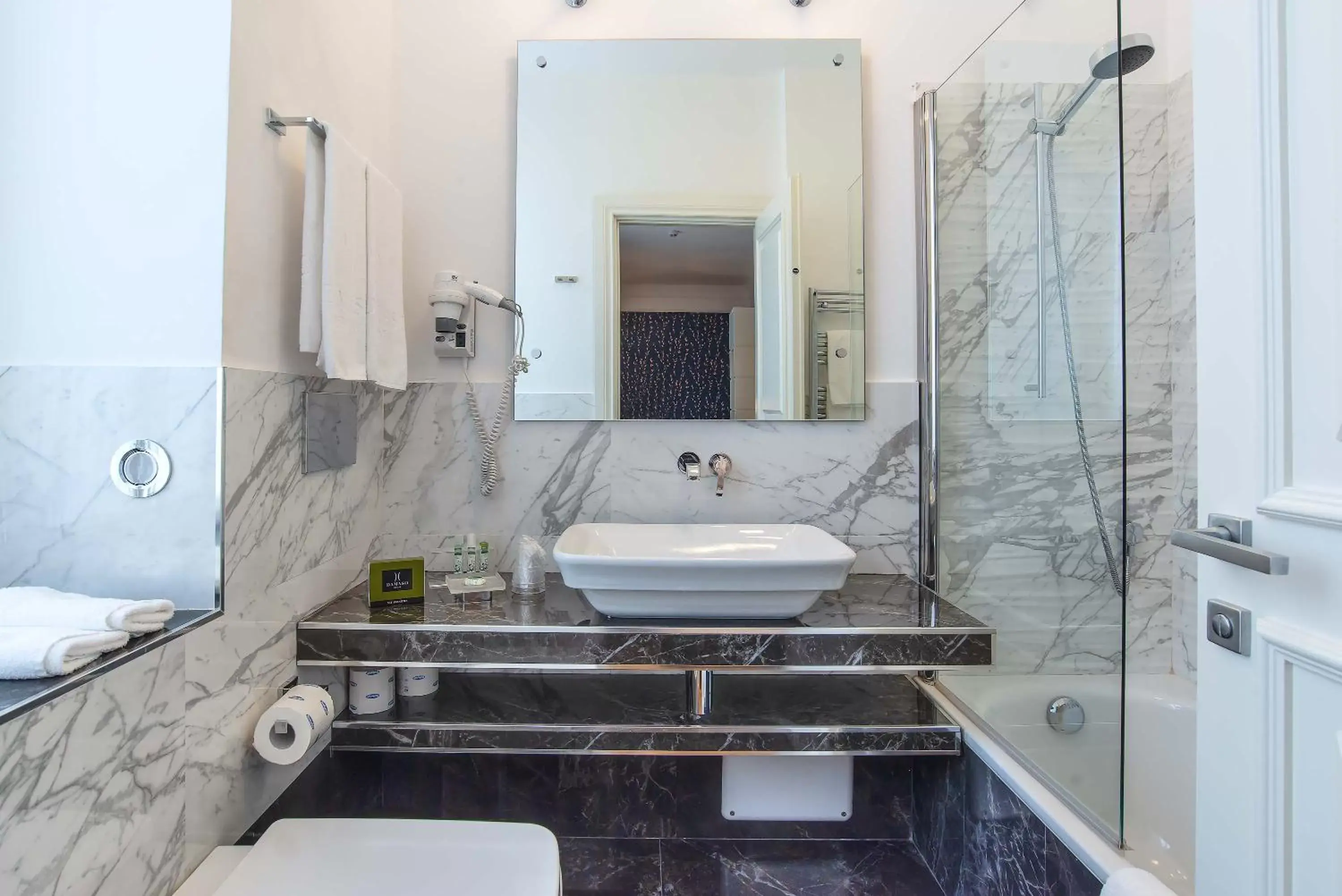 Bathroom in Hotel Damaso