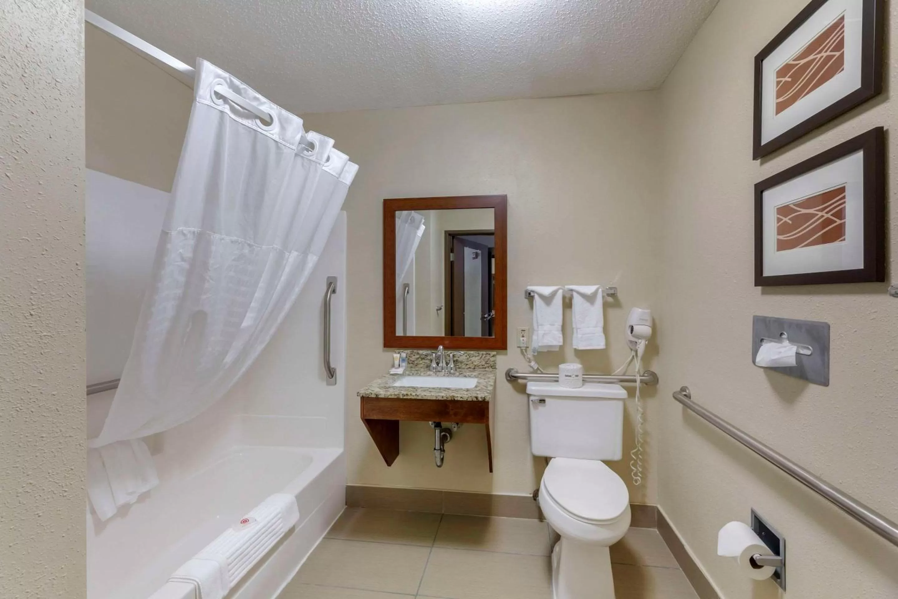 Bedroom in Comfort Inn Mount Vernon Downtown