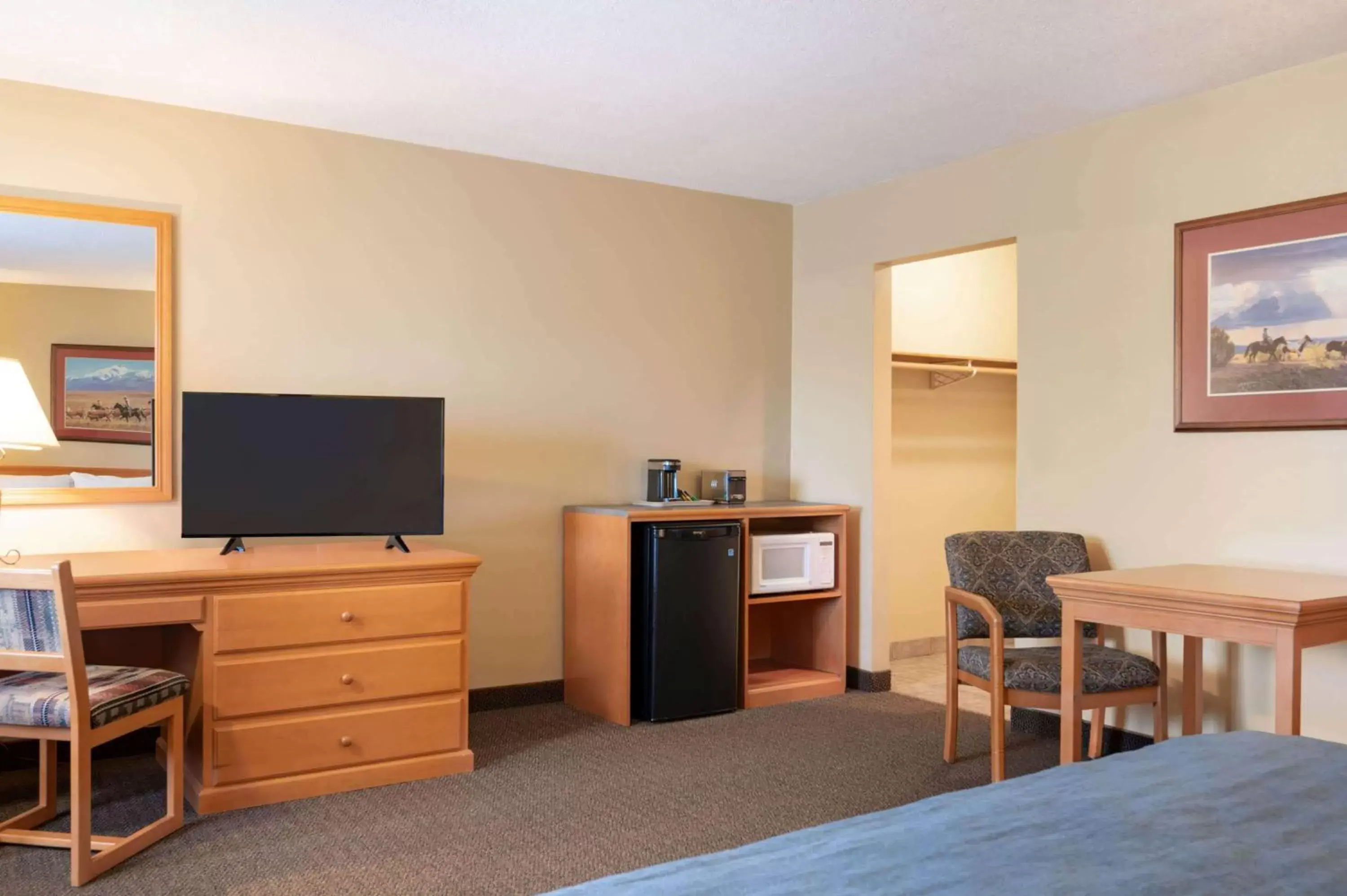 Photo of the whole room, TV/Entertainment Center in Travelodge by Wyndham Edson