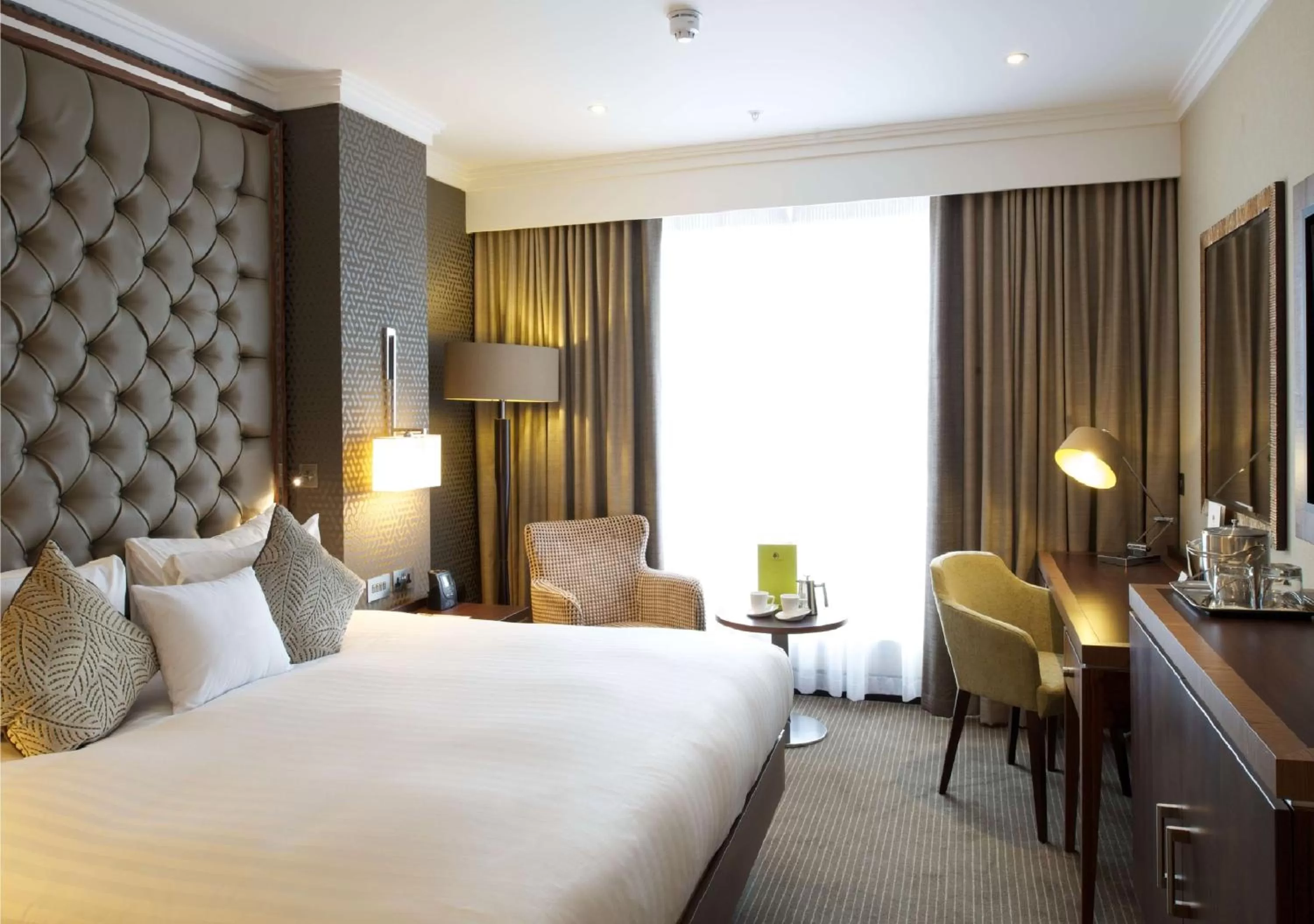 Bedroom, Bed in DoubleTree by Hilton London Victoria