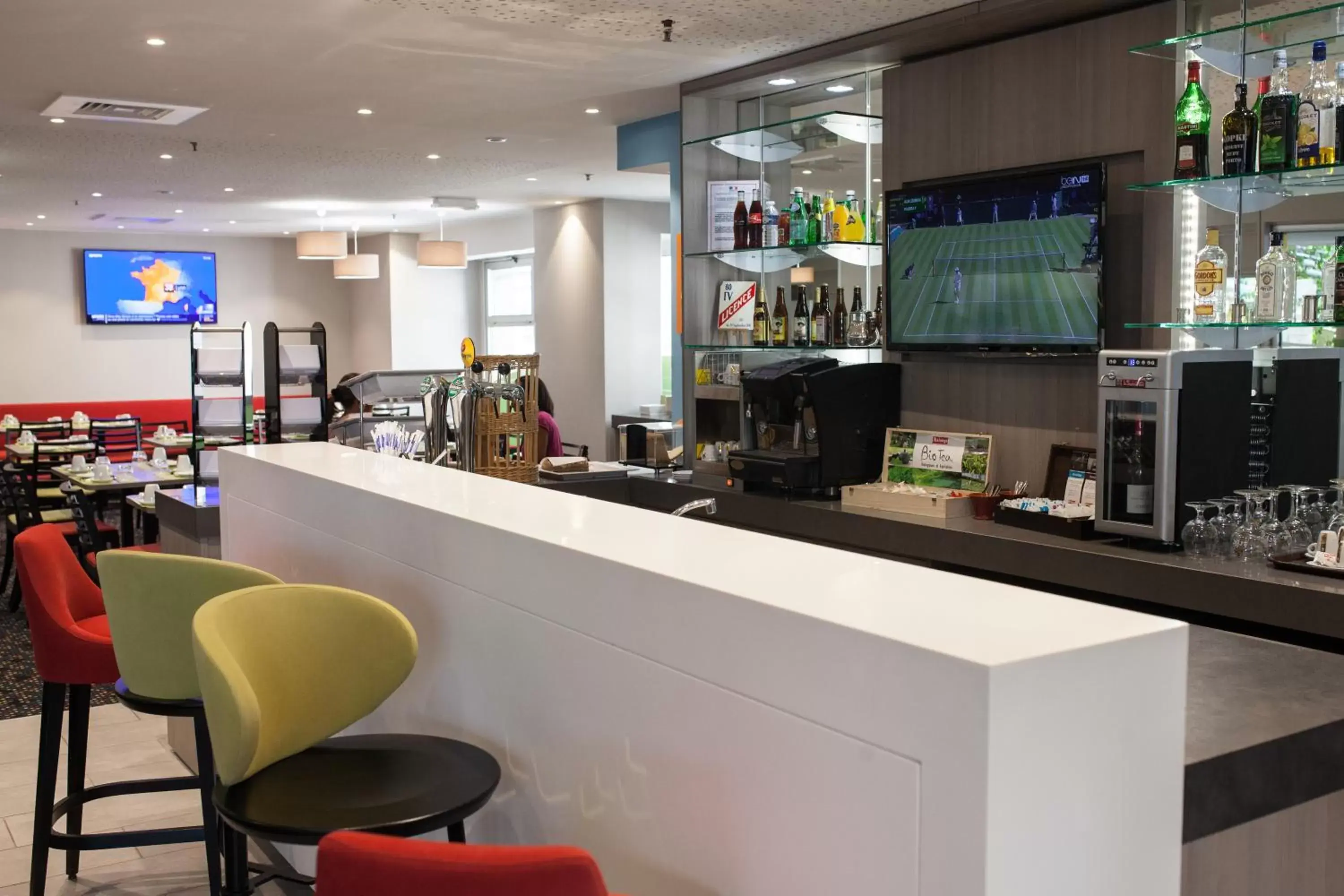 Lounge or bar, Lounge/Bar in Holiday Inn Express Amiens, an IHG Hotel