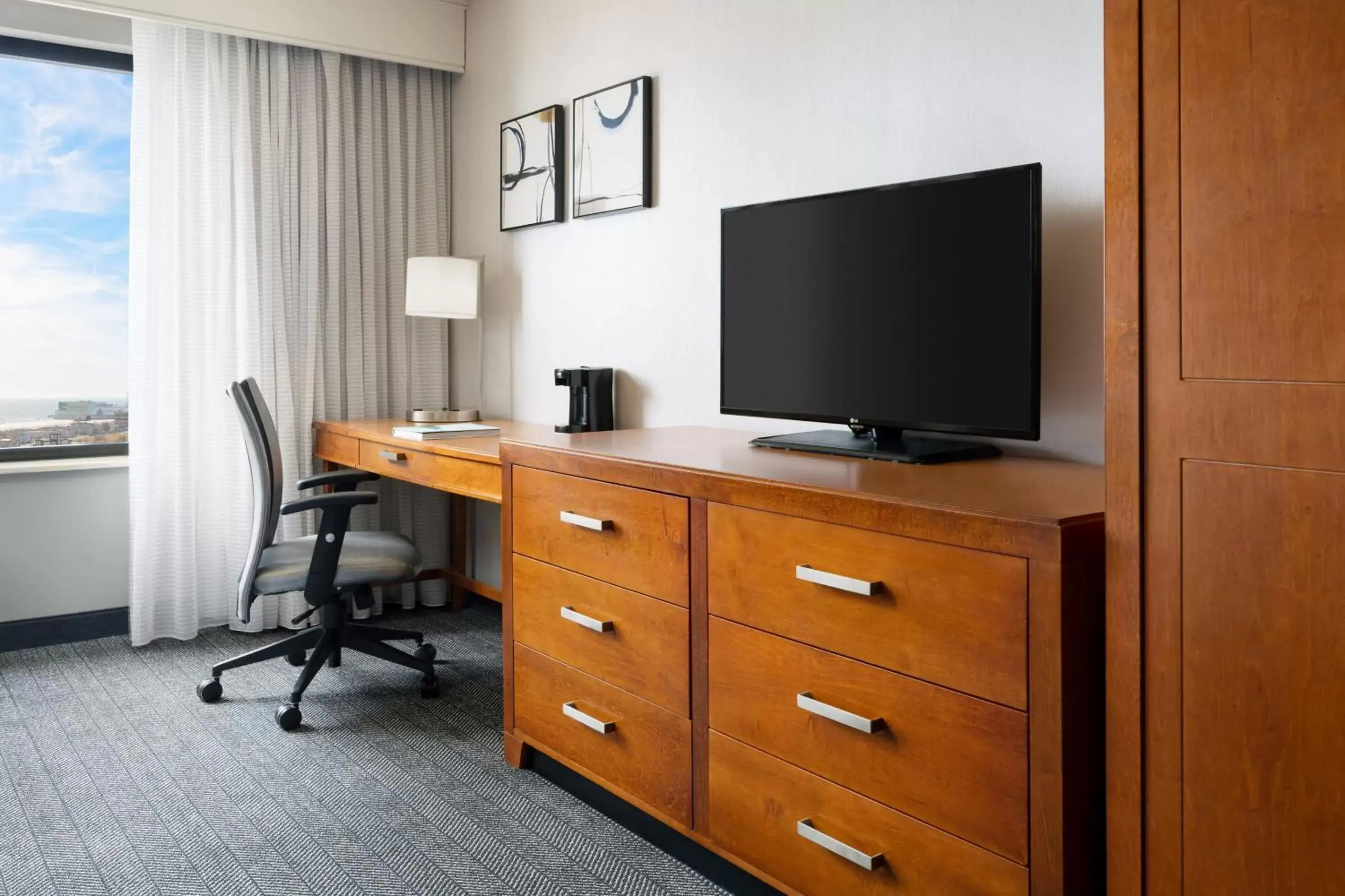 Photo of the whole room, TV/Entertainment Center in Courtyard by Marriott Atlantic City Beach Block