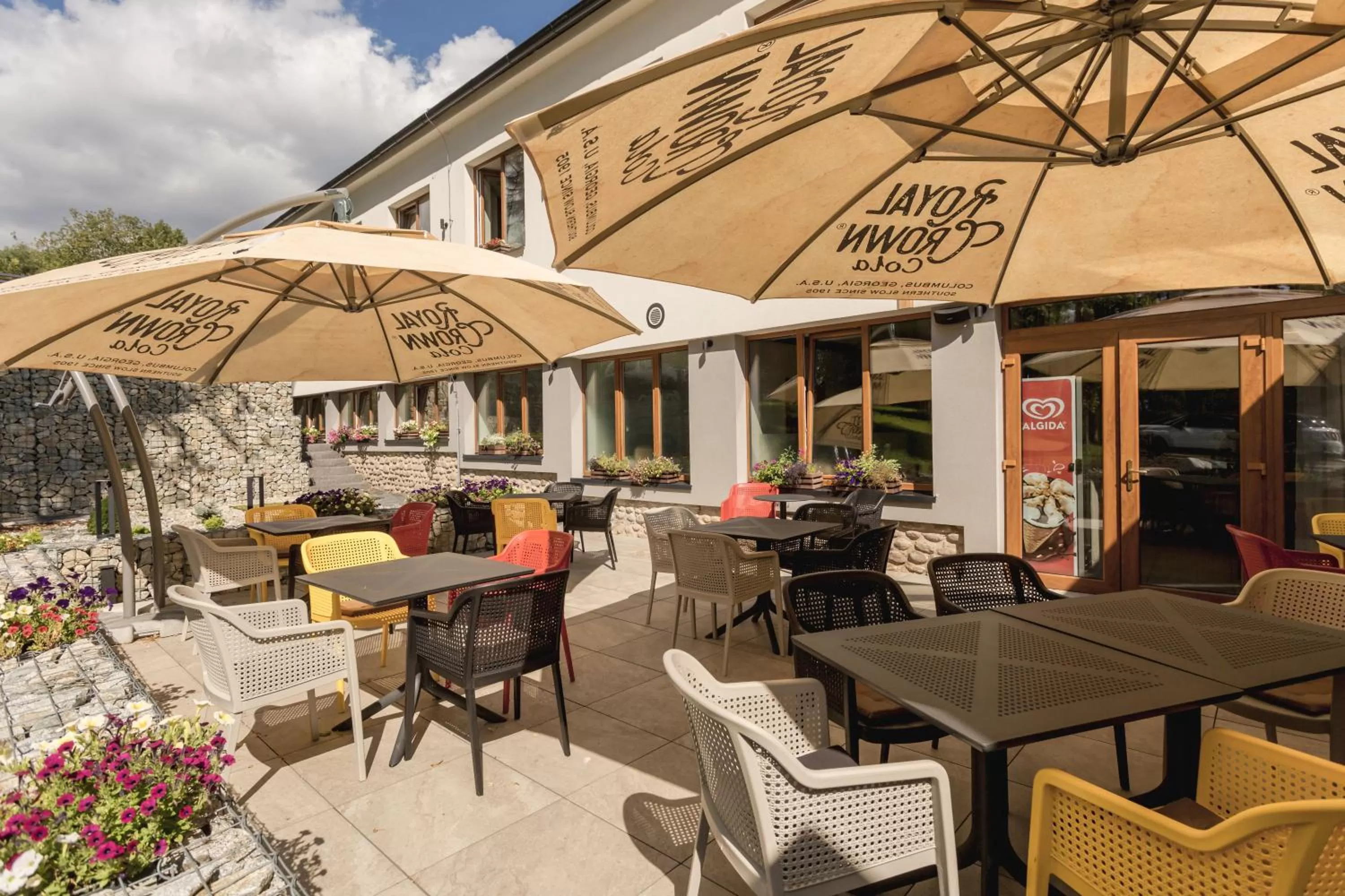 Patio in ARIETES MARMONT Resort