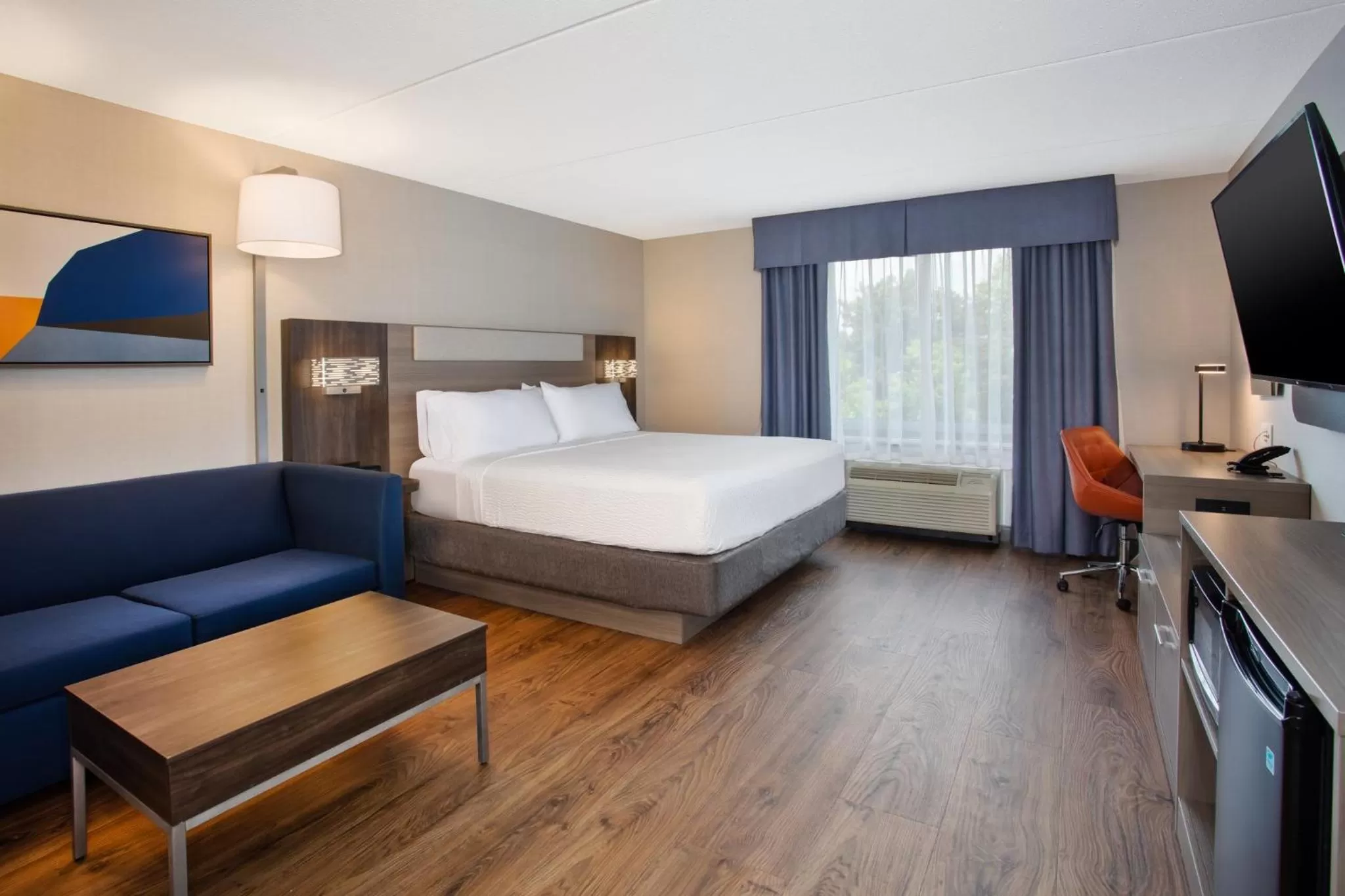 Photo of the whole room, Bed in Holiday Inn Express Kingston Central by IHG
