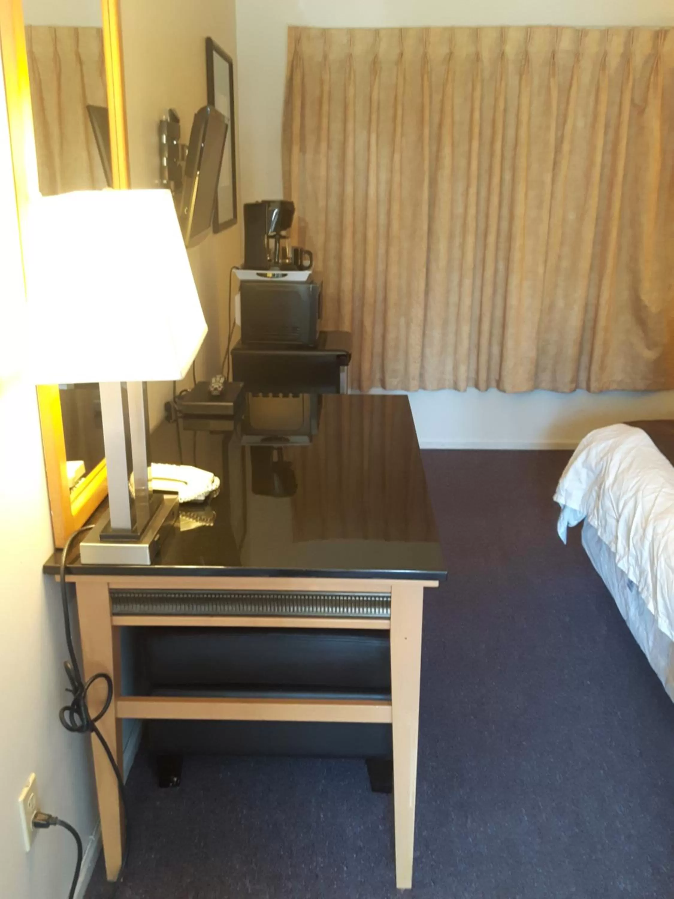 Bed in Fuller Lake Chemainus Motel