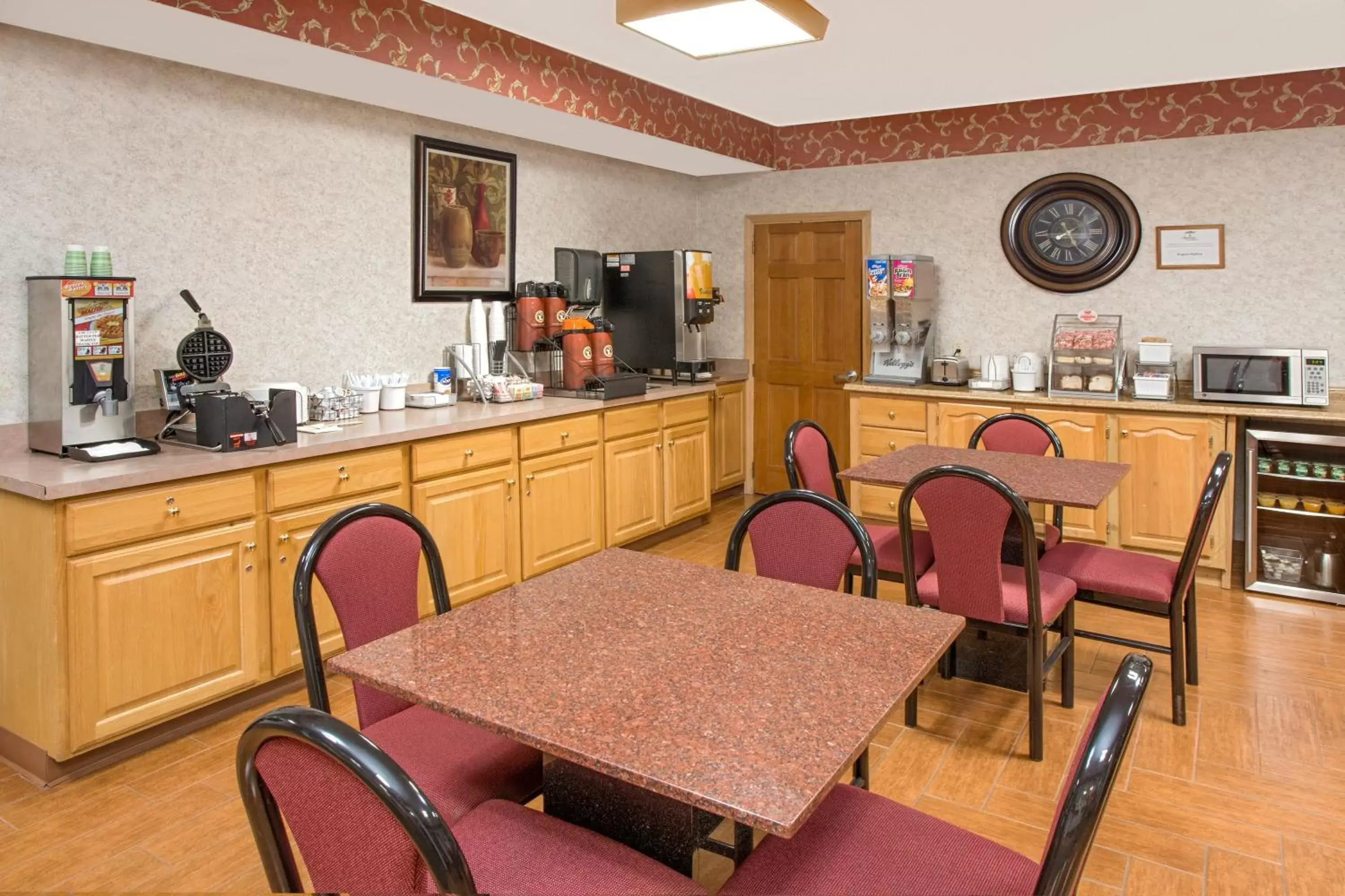 Continental breakfast, Restaurant/Places to Eat in Super 8 by Wyndham Three Rivers