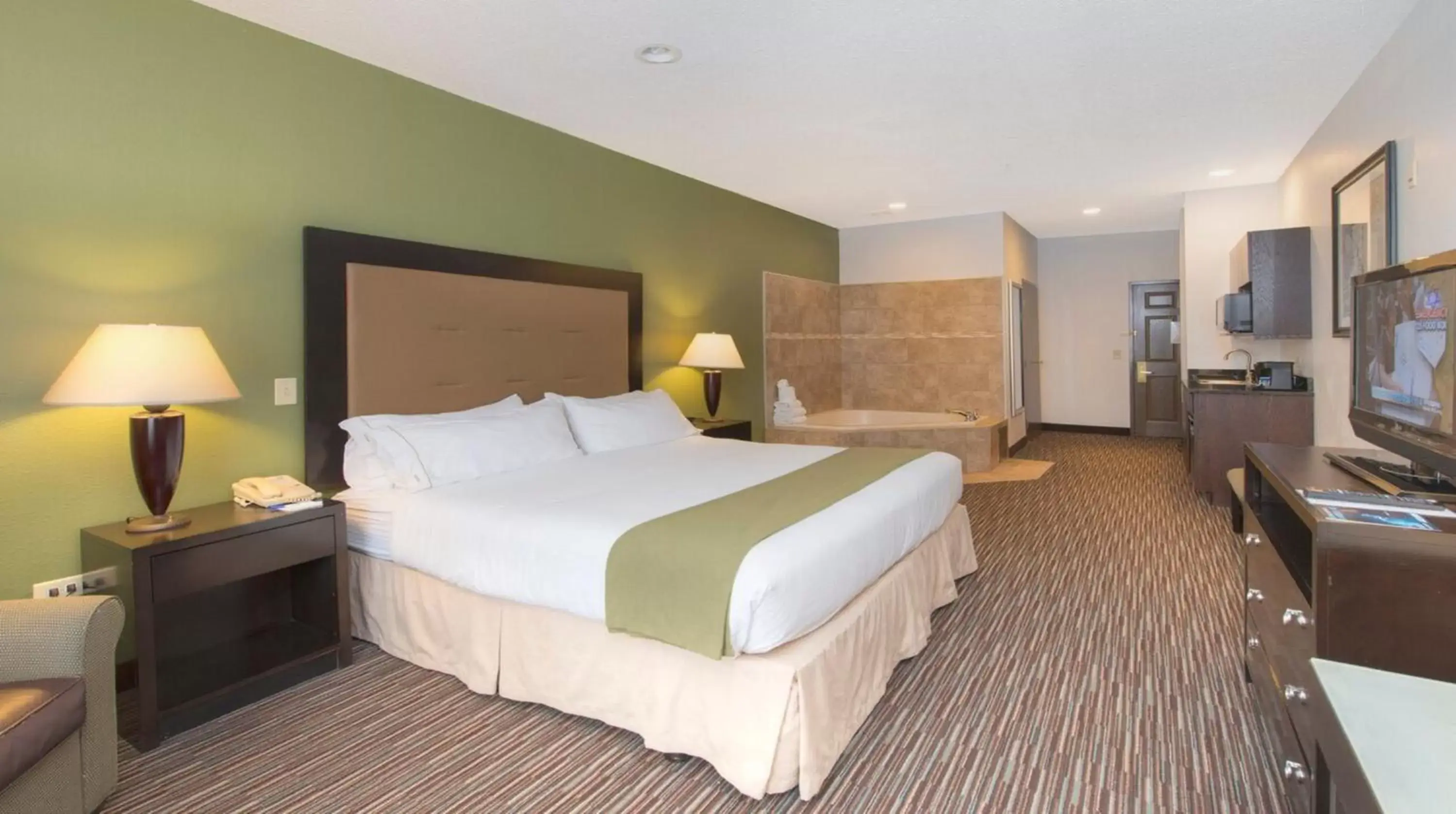 Photo of the whole room, Bed in Holiday Inn Express Hotel & Suites Chicago-Deerfield/Lincolnshire, an IHG Hotel