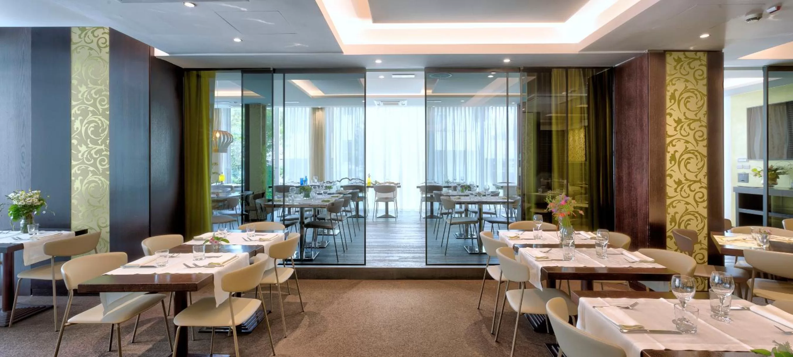 Restaurant/places to eat in Hotel Dory