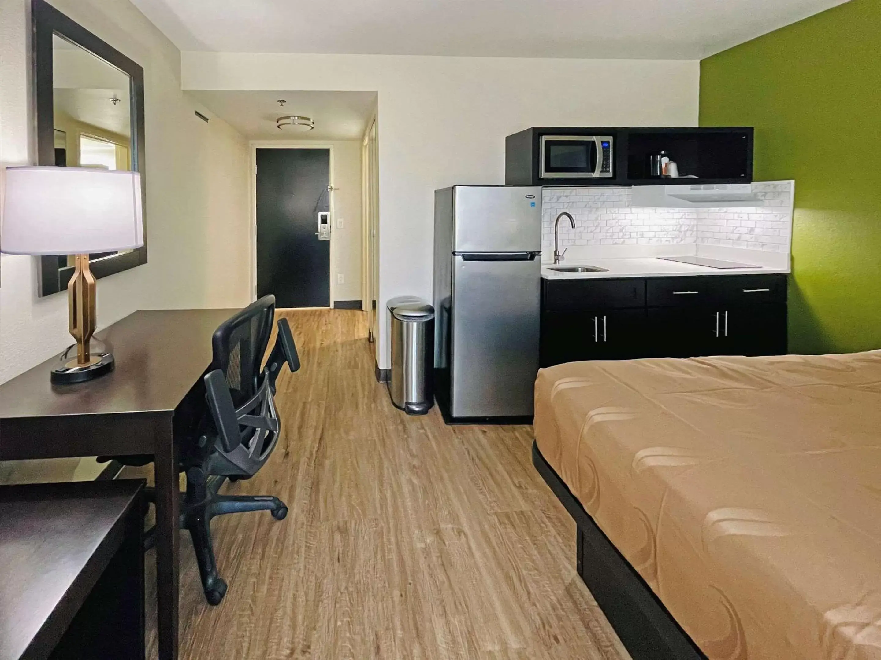 Photo of the whole room, Kitchen/Kitchenette in Quality Inn & Suites Lake Charles