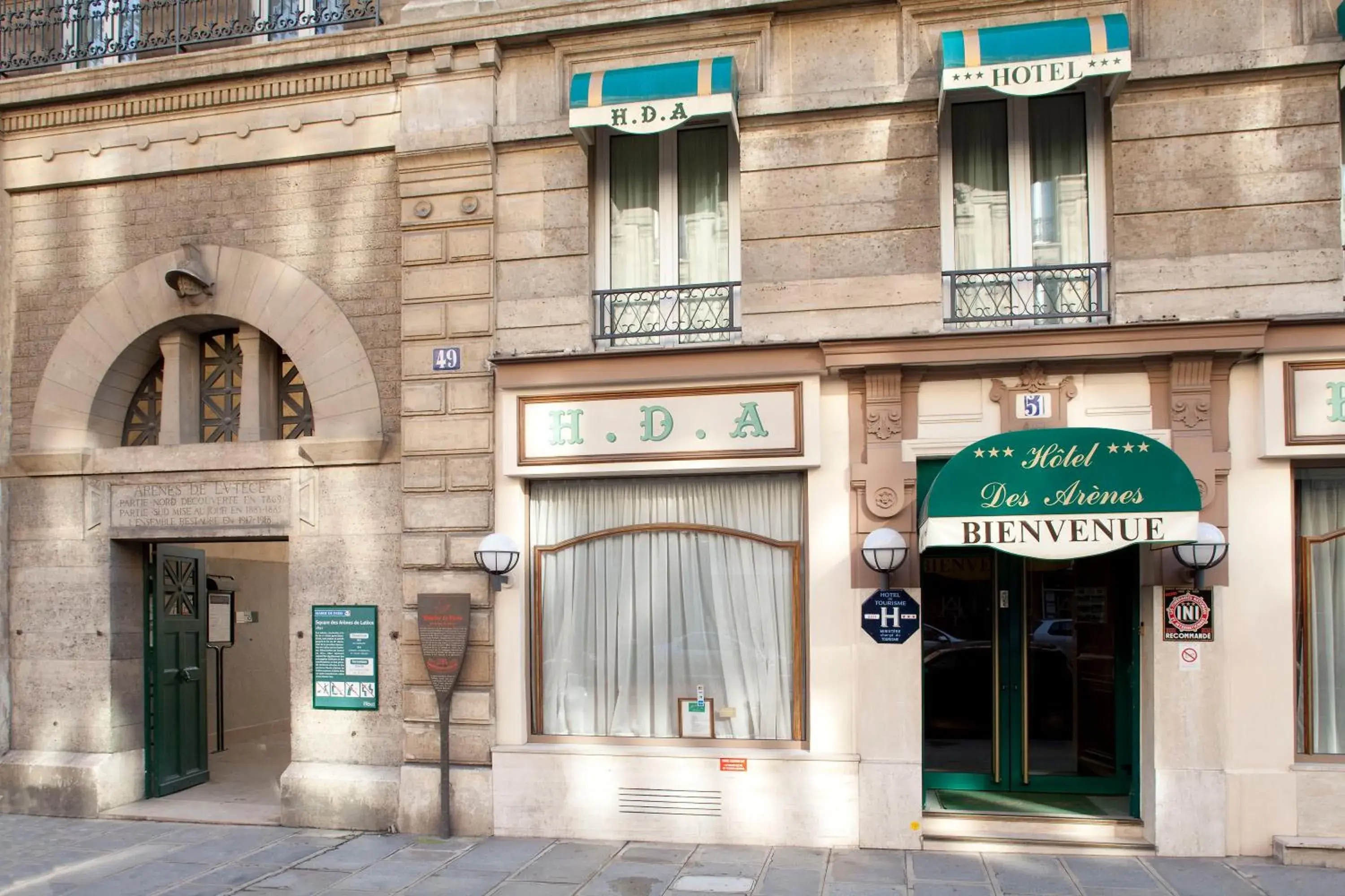 Facade/entrance, Property Building in Hotel Des Arenes
