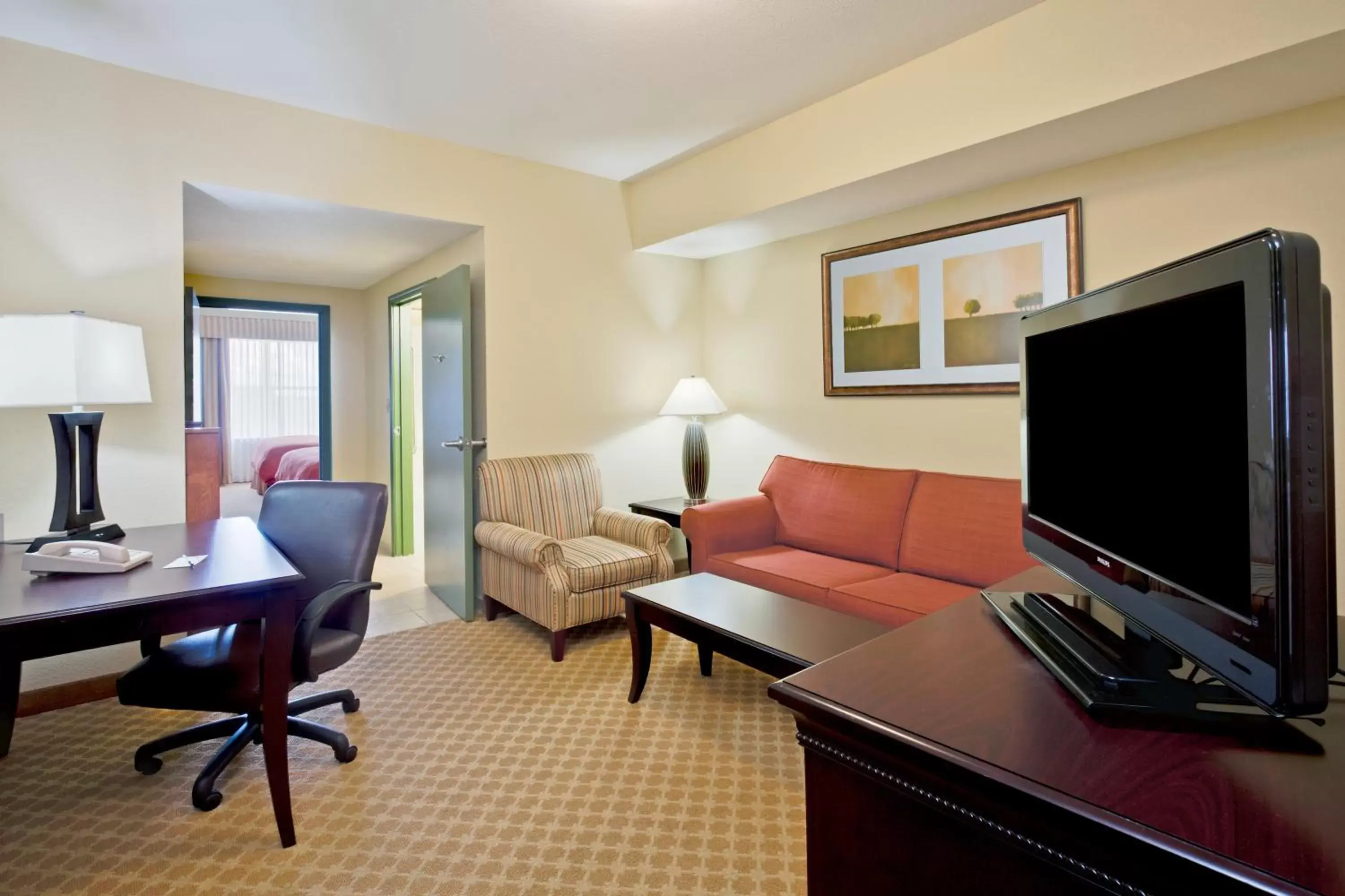 Living room, TV/Entertainment Center in Country Inn & Suites by Radisson, Tallahassee Northwest I-10, FL