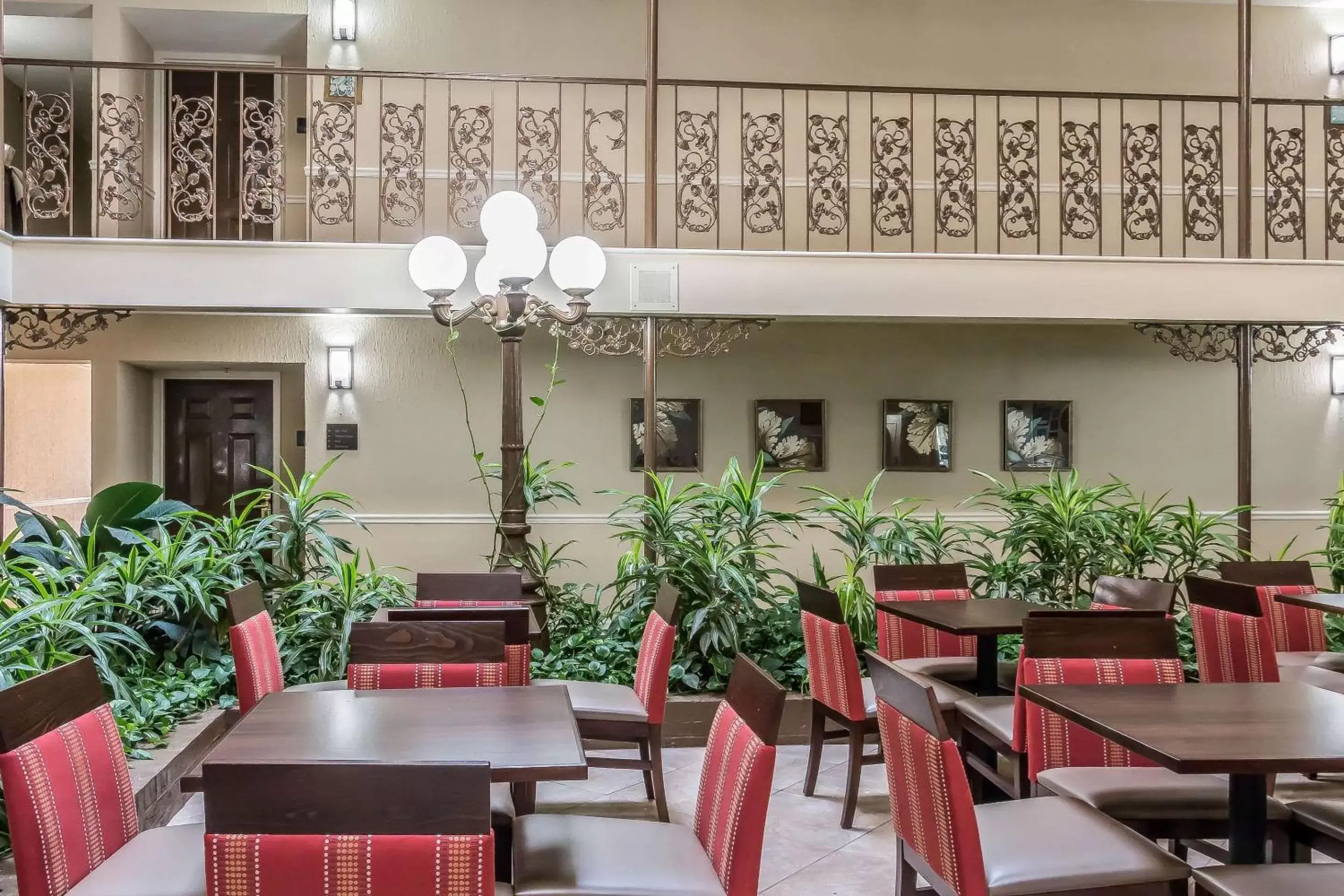 Restaurant/Places to Eat in Comfort Inn Savannah