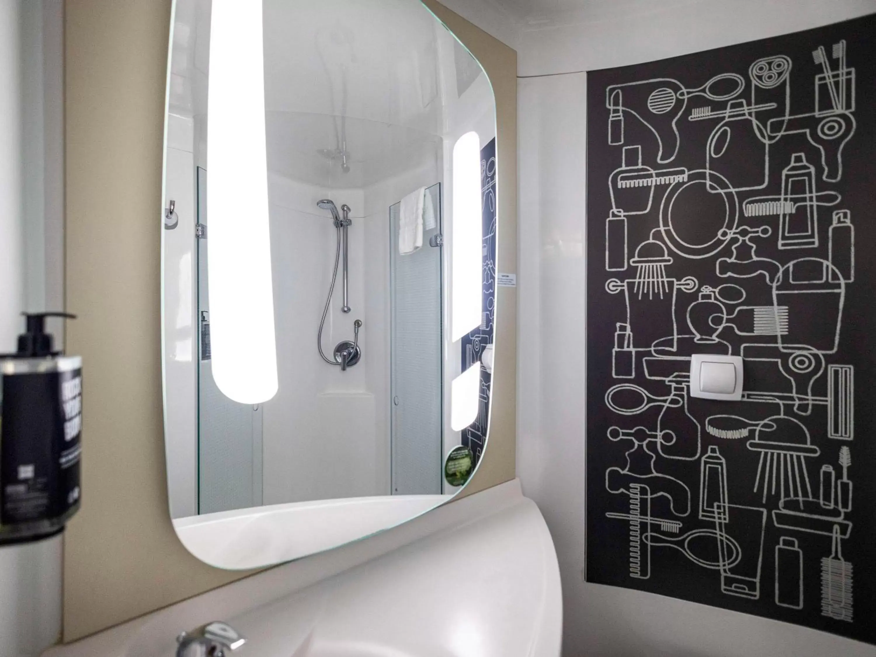 Bedroom, Bathroom in ibis London City - Shoreditch