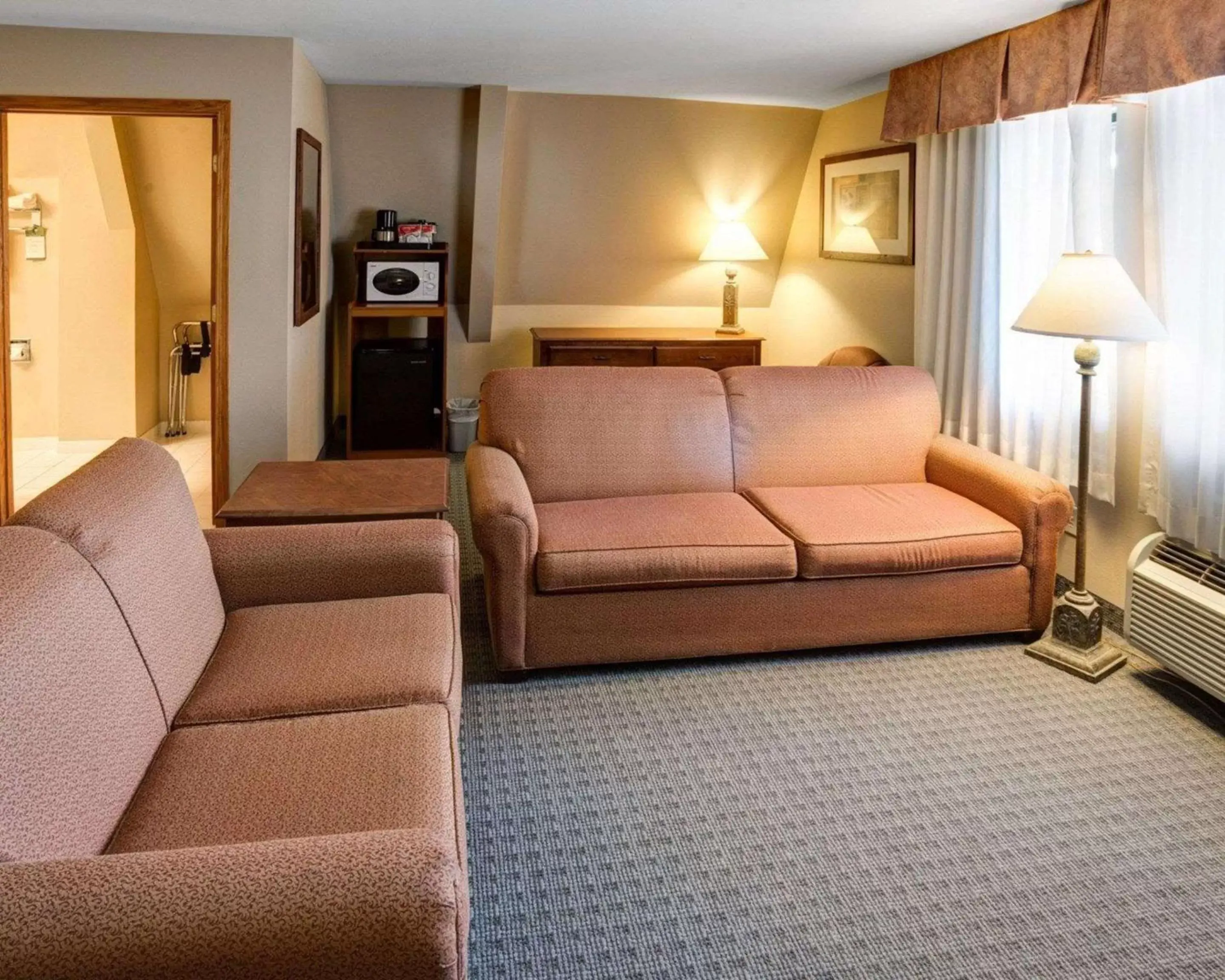 Photo of the whole room, Seating Area in Quality Inn Ashland - Lake Superior