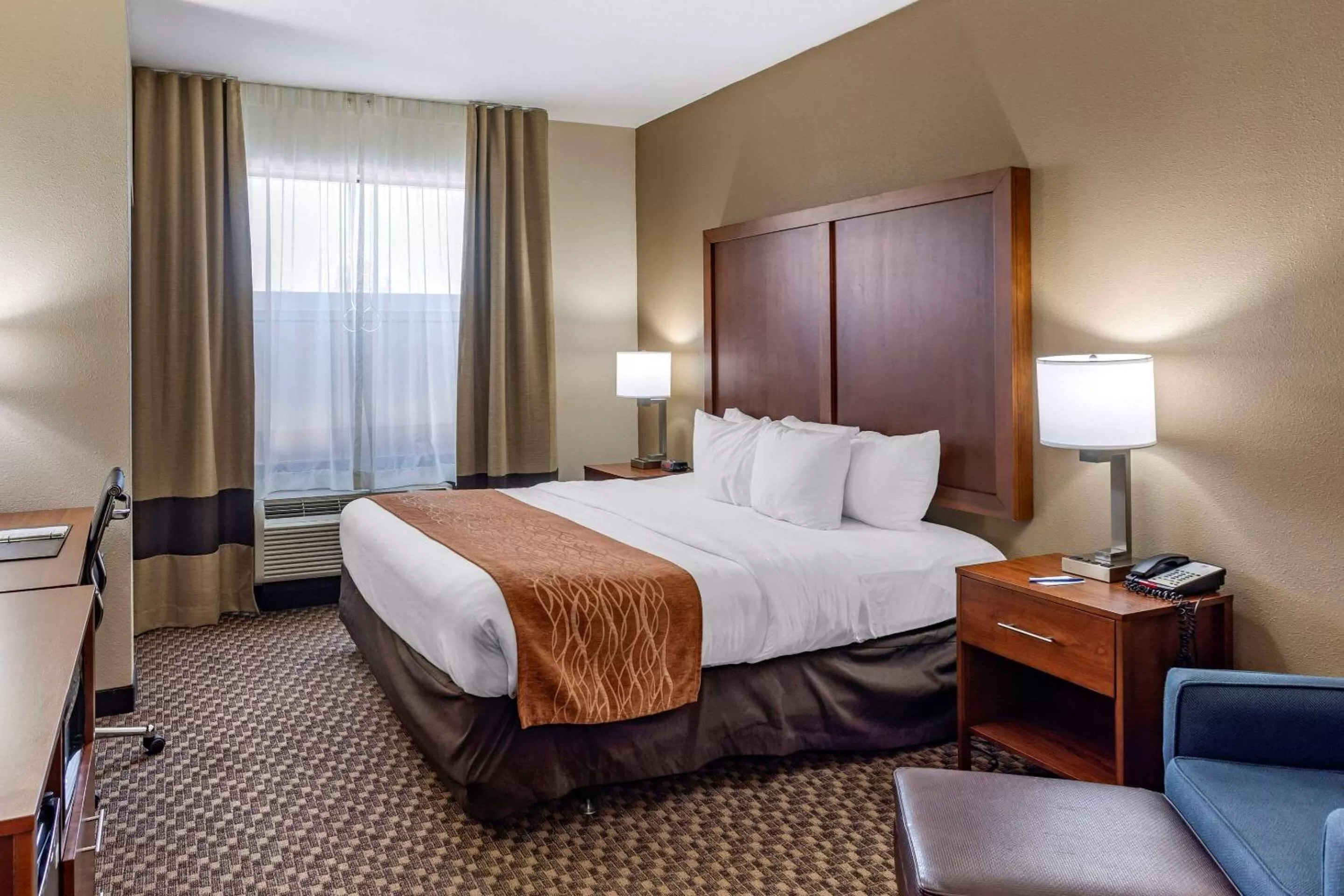 Photo of the whole room, Bed in Comfort Inn & Suites Atoka-Millington