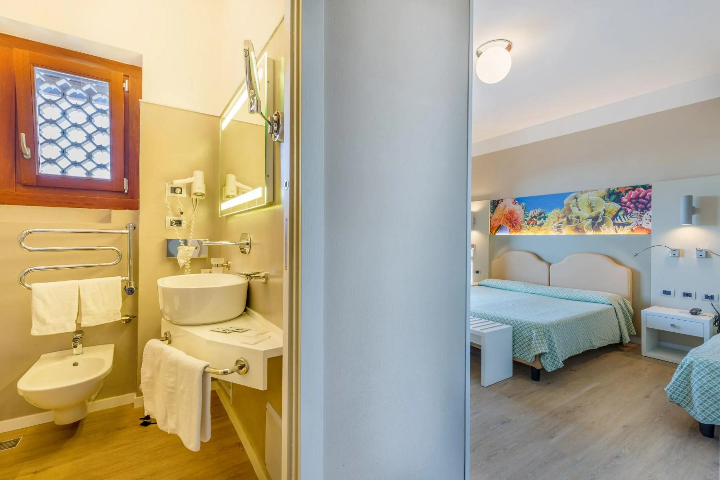 Bathroom, Bed in Hotel El Balear