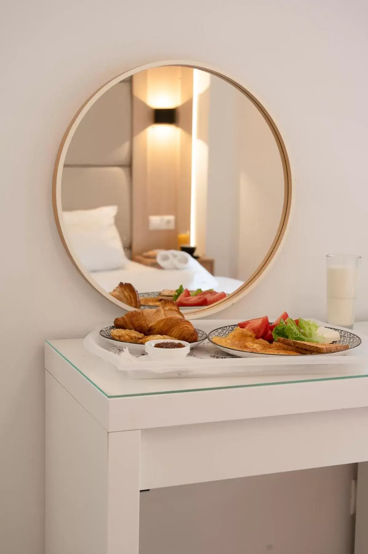 Bedroom, Food in HOTEL_TIER