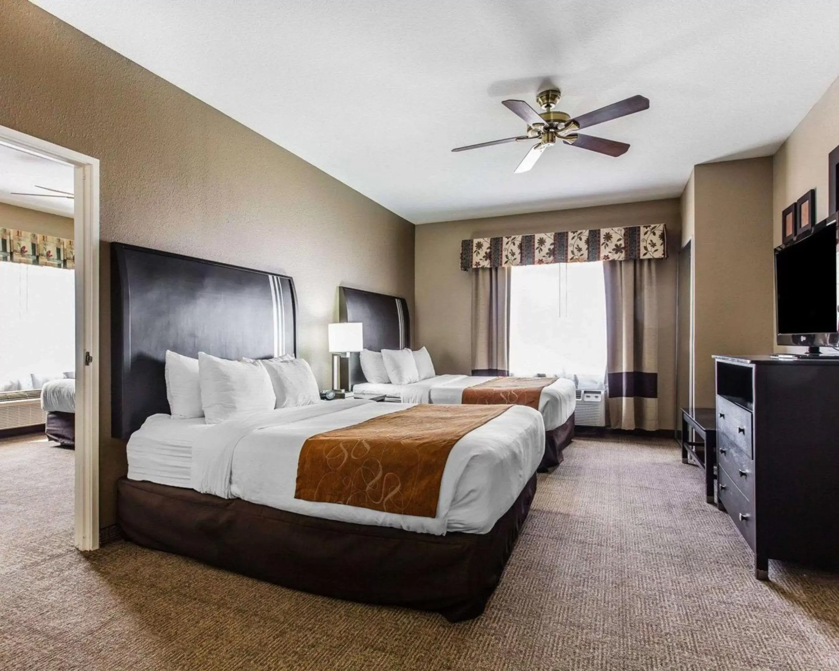 Bedroom, Bed in Comfort Suites Bakersfield