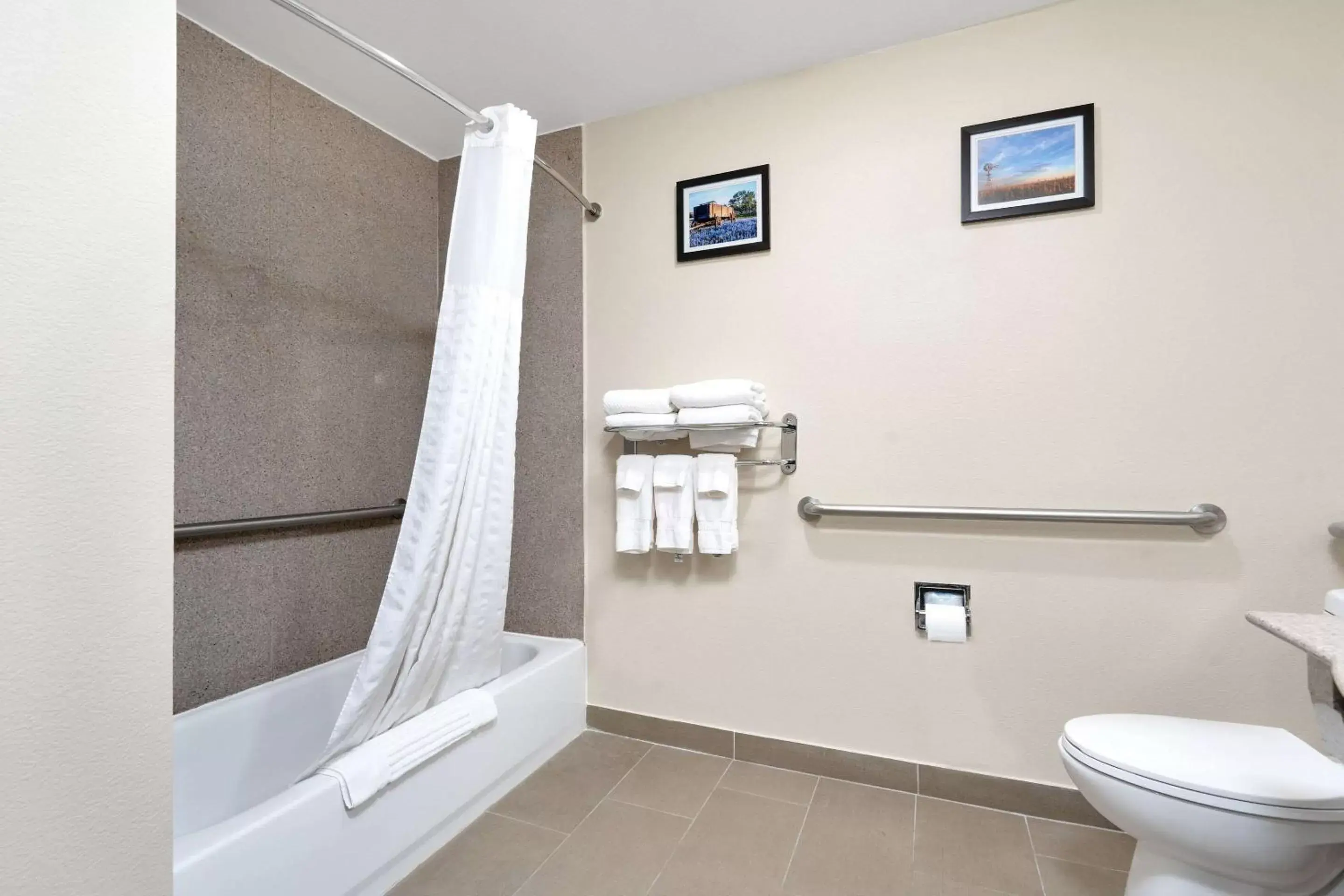 Bedroom, Bathroom in Comfort Suites University Abilene