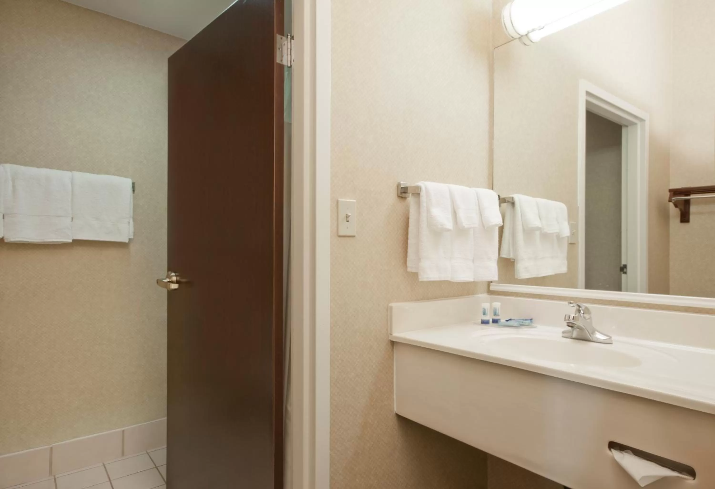 Bathroom in Wingate by Wyndham Appleton