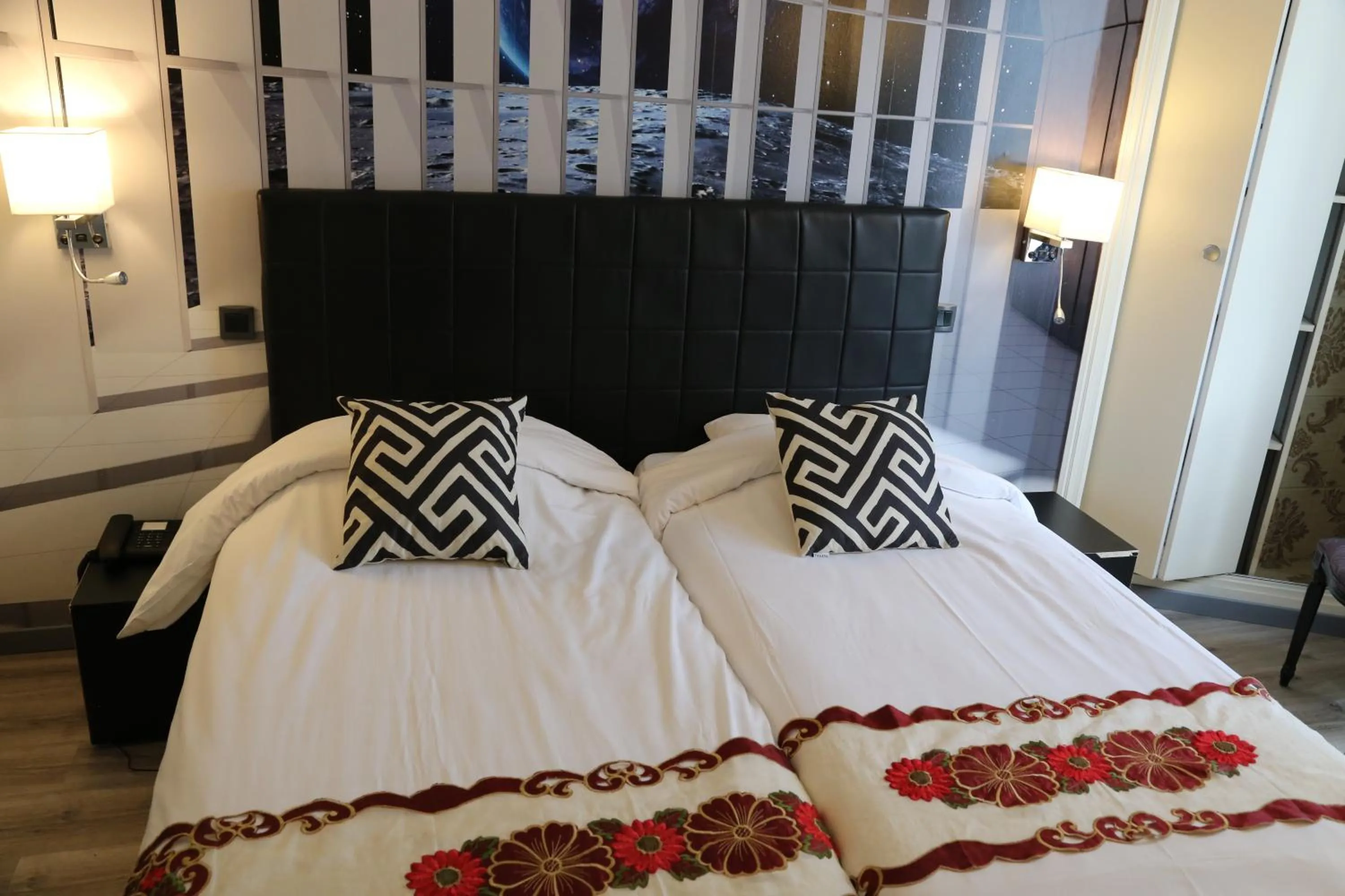 Bedroom, Bed in Hôtel Princesse Isabelle