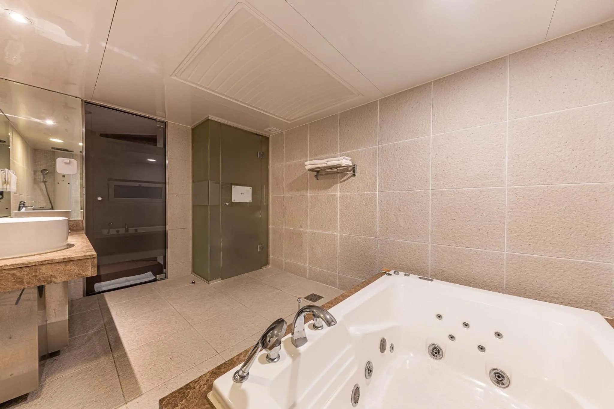 Bathroom in Friendly DH Naissance Hotel by Mindrum Group