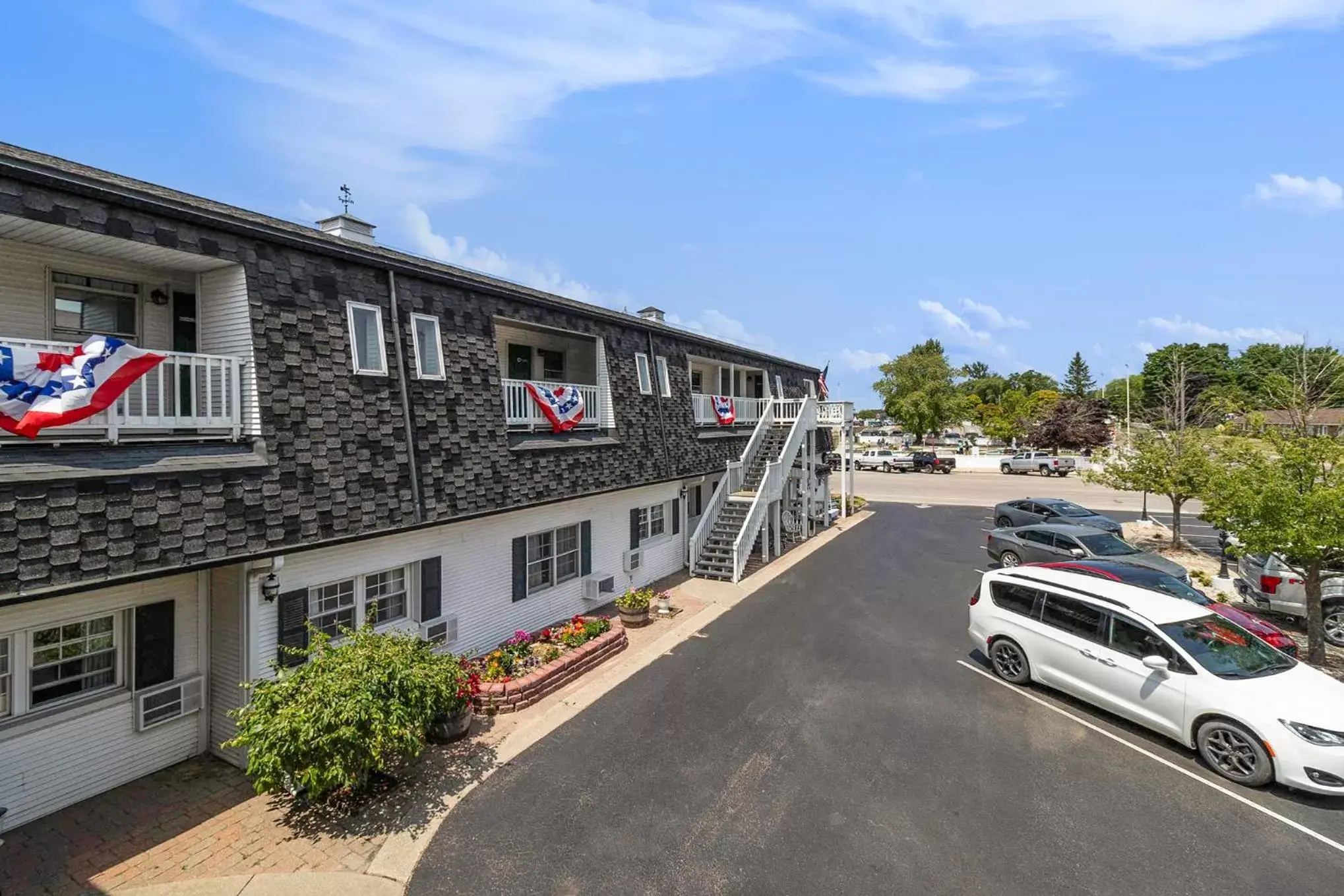 Property building in Snyders Shoreline Inn