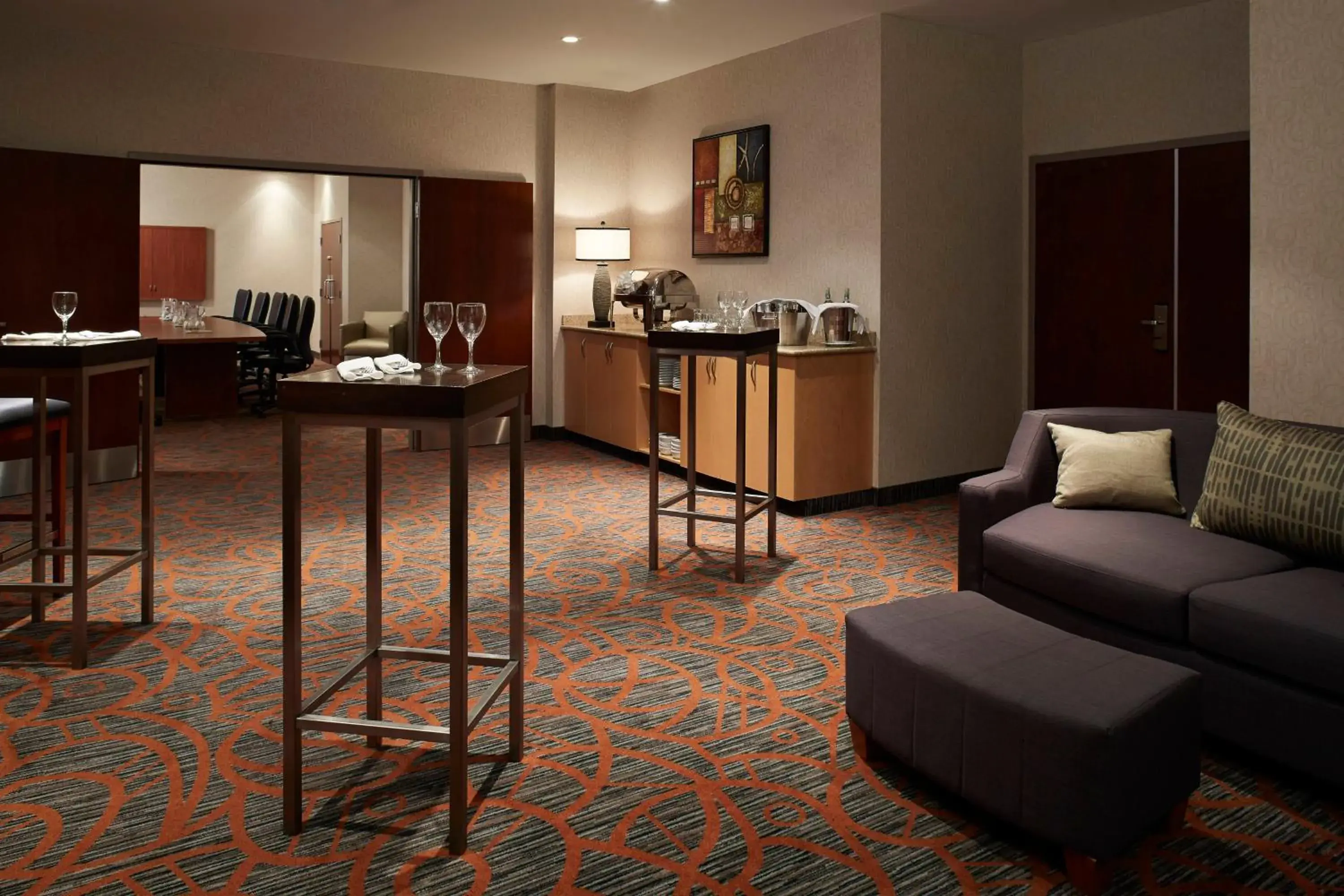 Photo of the whole room, Seating Area in Courtyard by Marriott Montreal Airport