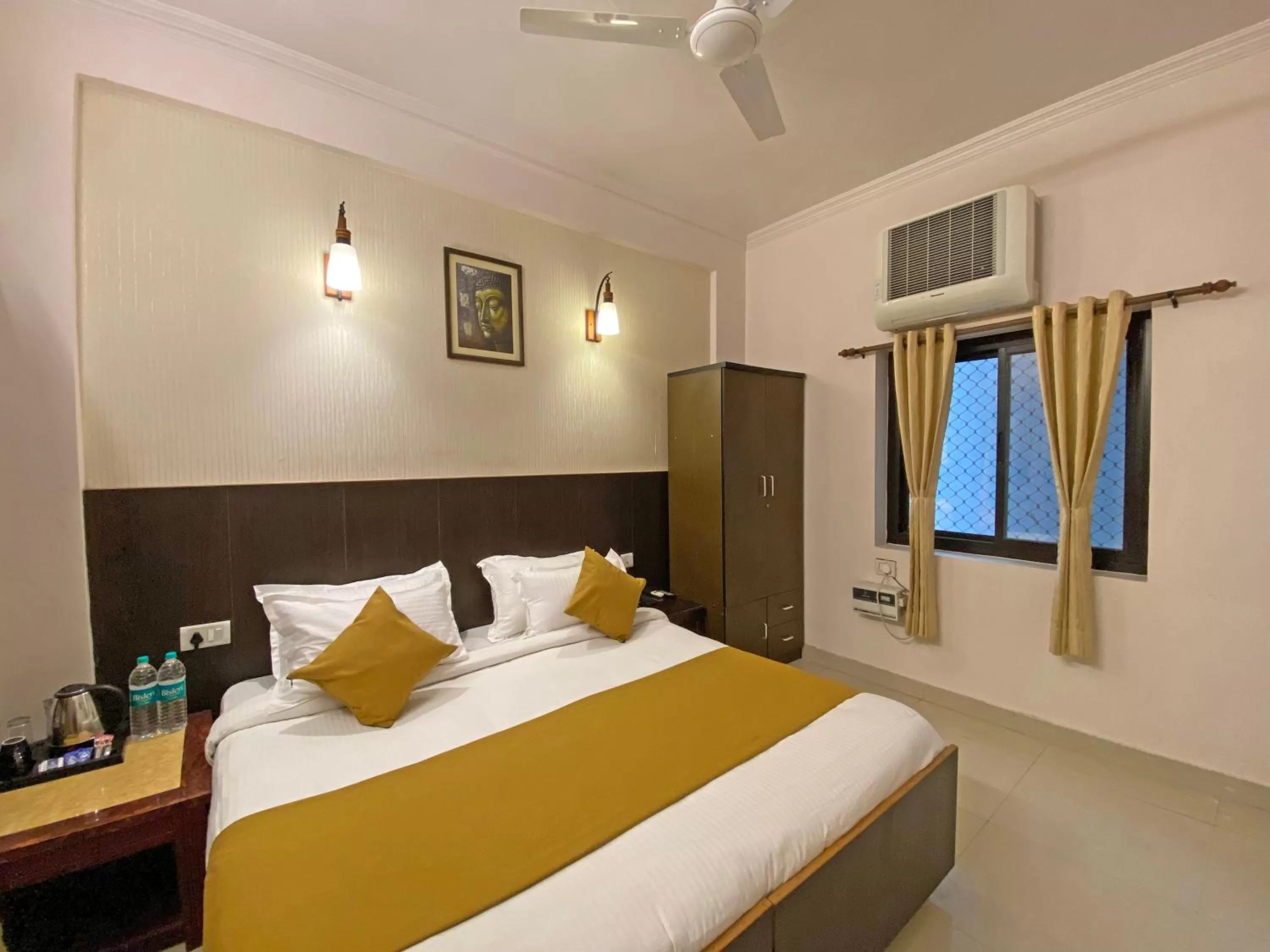 TV and multimedia in Hotel Nirvana Palace Rishikesh